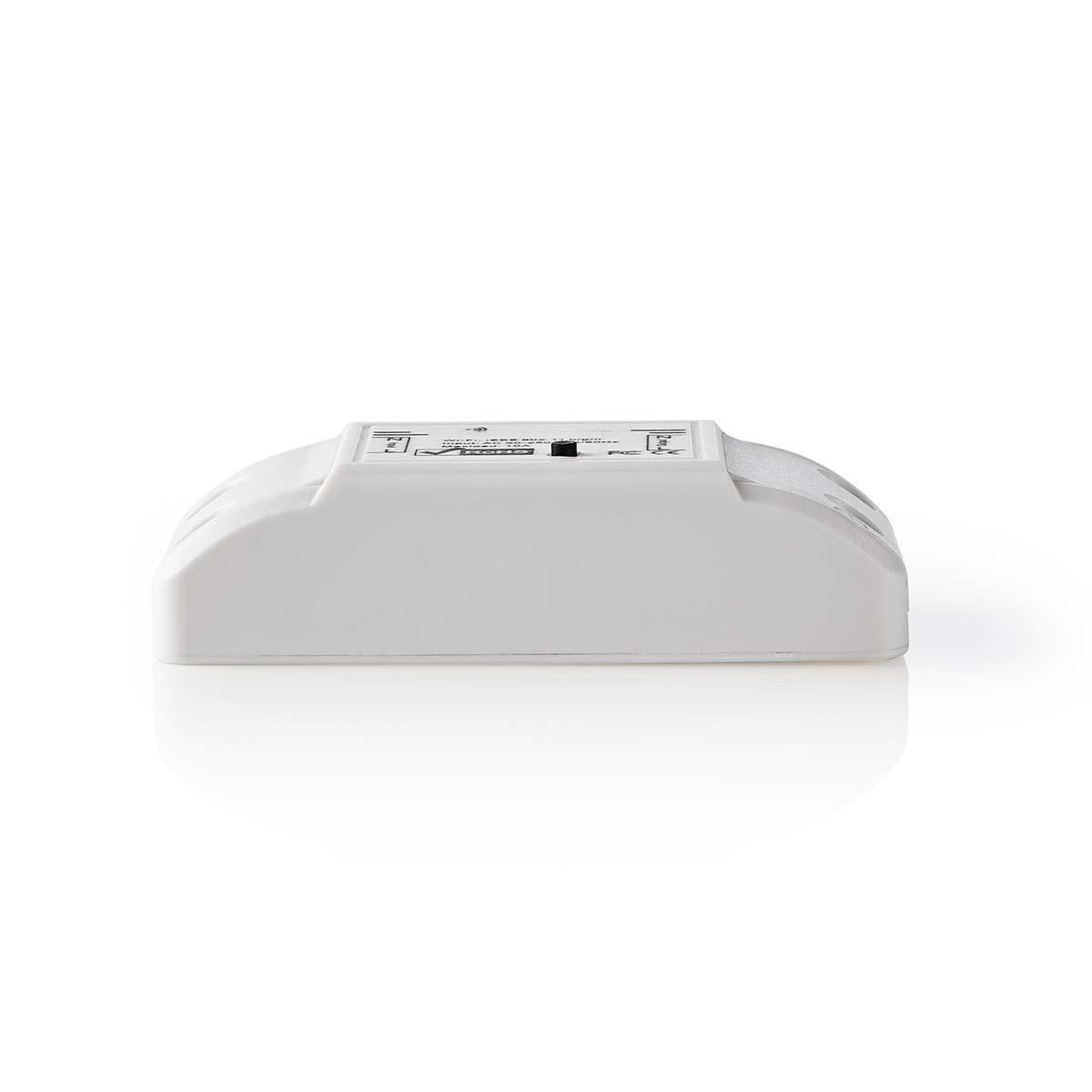 Een wit elektronisch apparaat met labels en een zwarte knop.