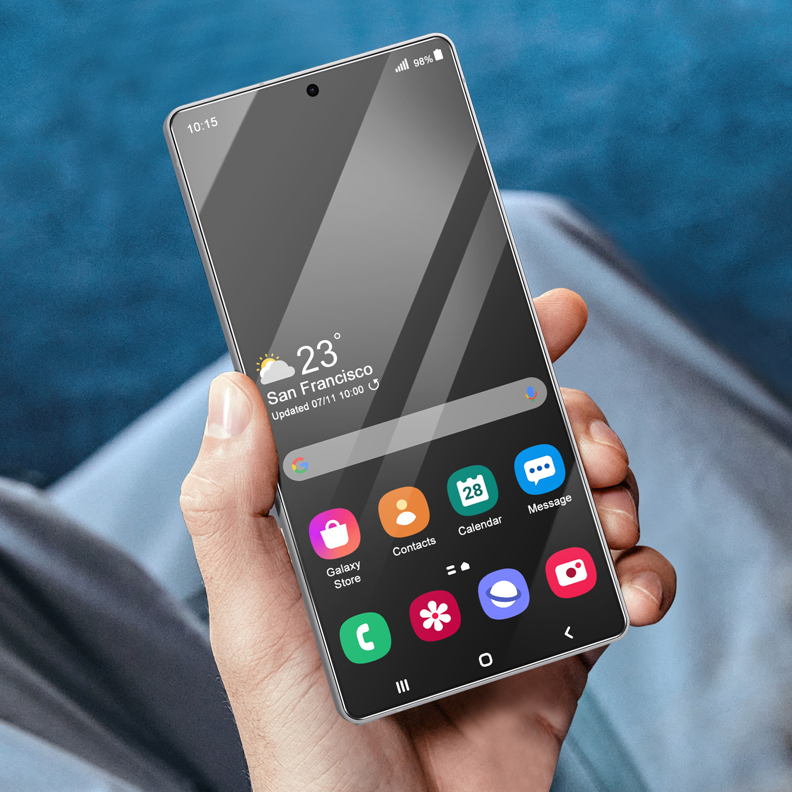 Una mano tiene uno smartphone con meteo e icone di app.