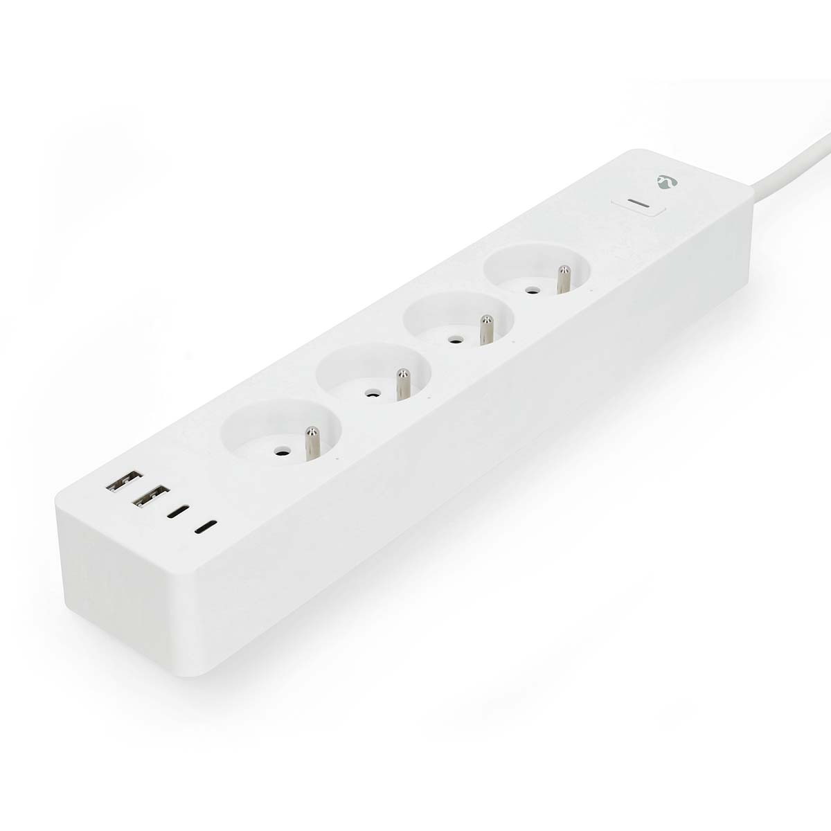 Una ciabatta bianca con tre prese e tre porte USB.