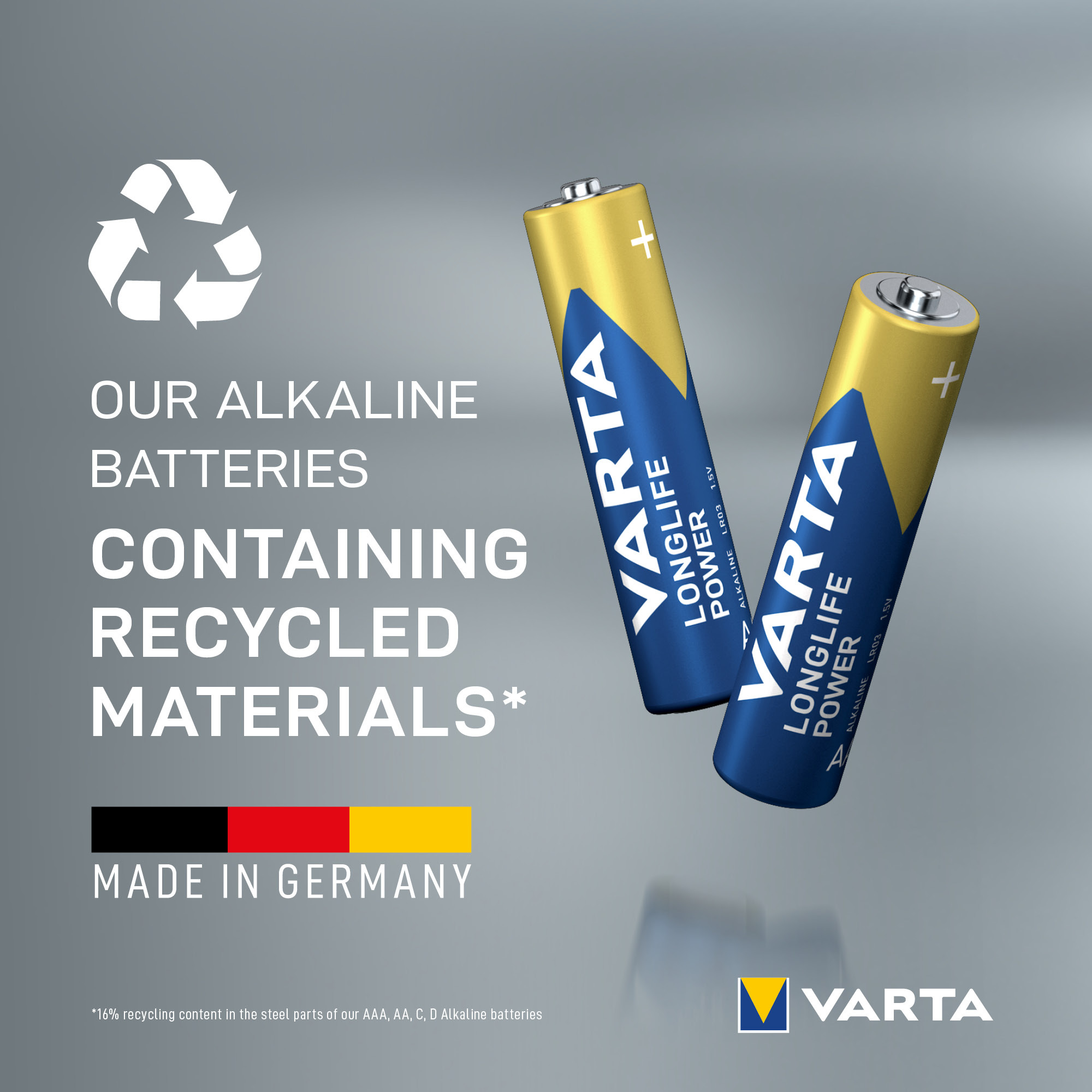 Twee Varta batterijen met blauw-gouden behuizing op grijze achtergrond.