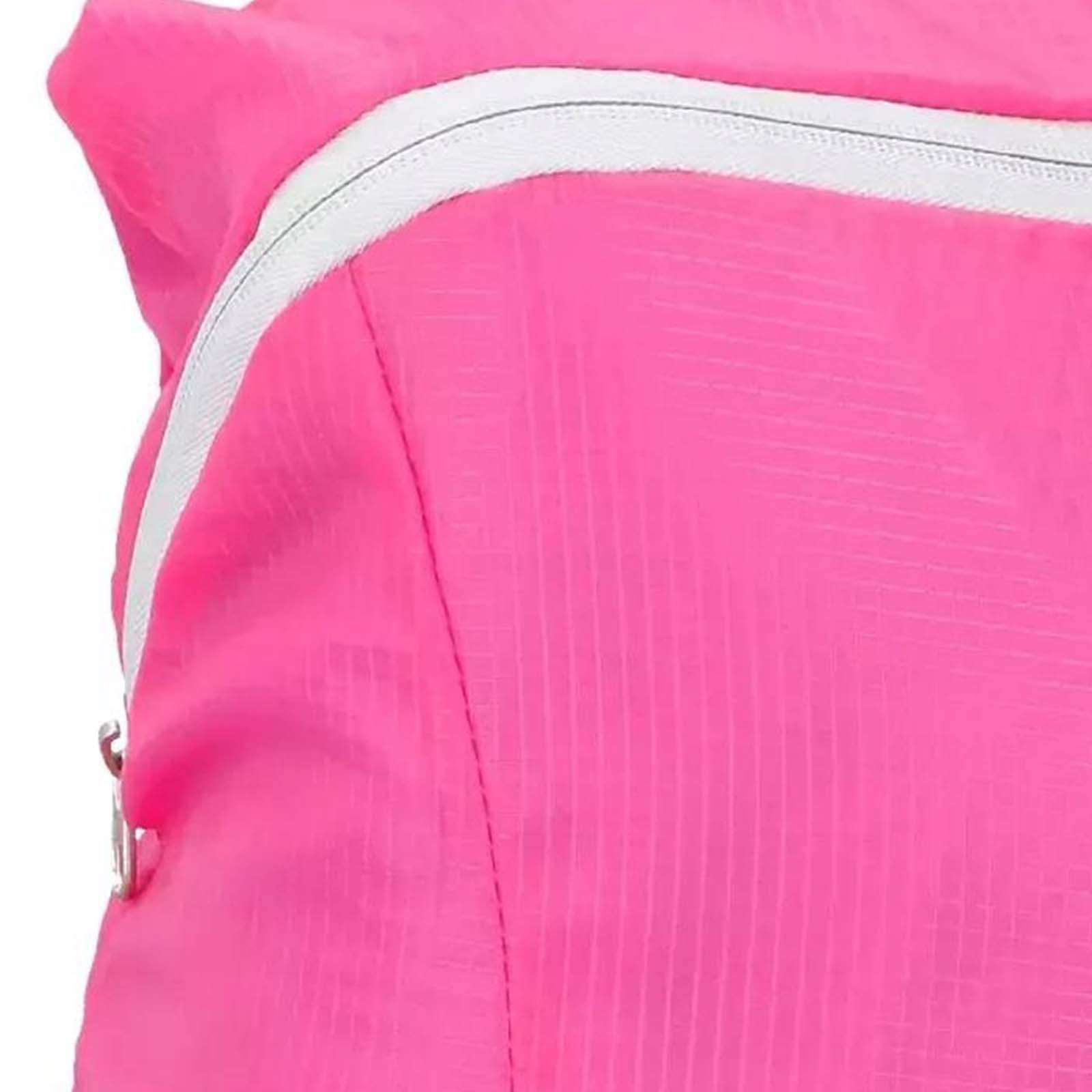 Primo piano di una borsa rosa acceso con dettaglio cerniera bianca.