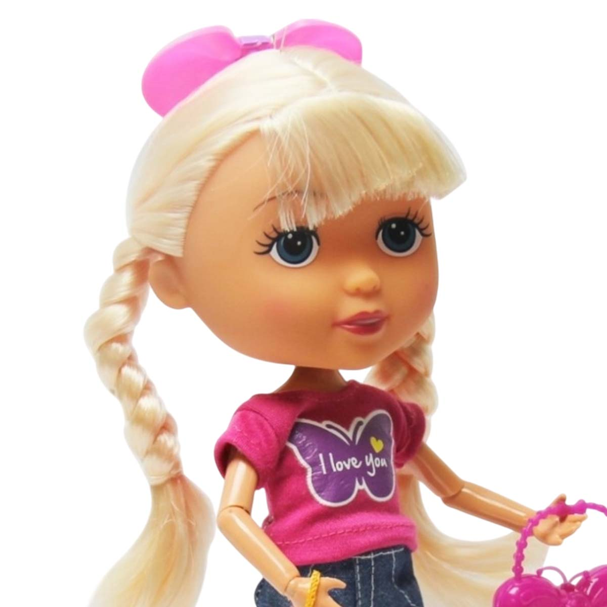 Eine blonde Puppe mit Zöpfen und einem pinken T-Shirt mit Schmetterling.
