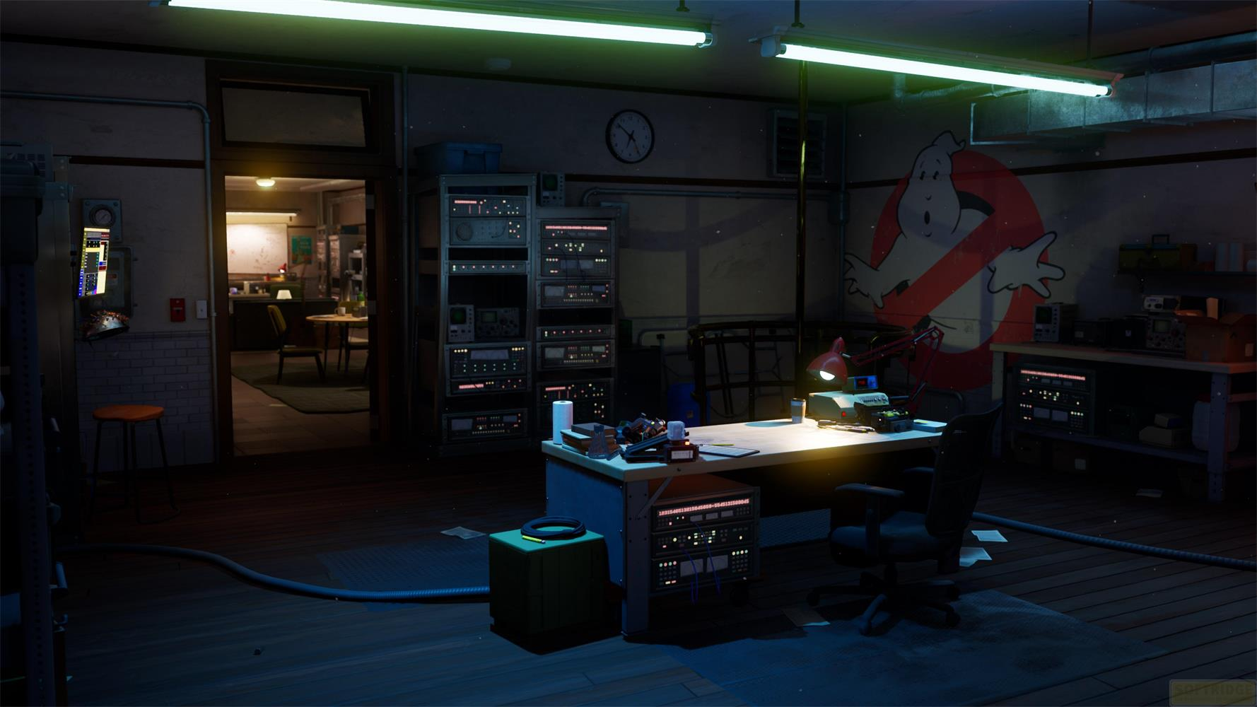 Un bureau avec équipement, logo Ghostbusters au mur et un bureau.