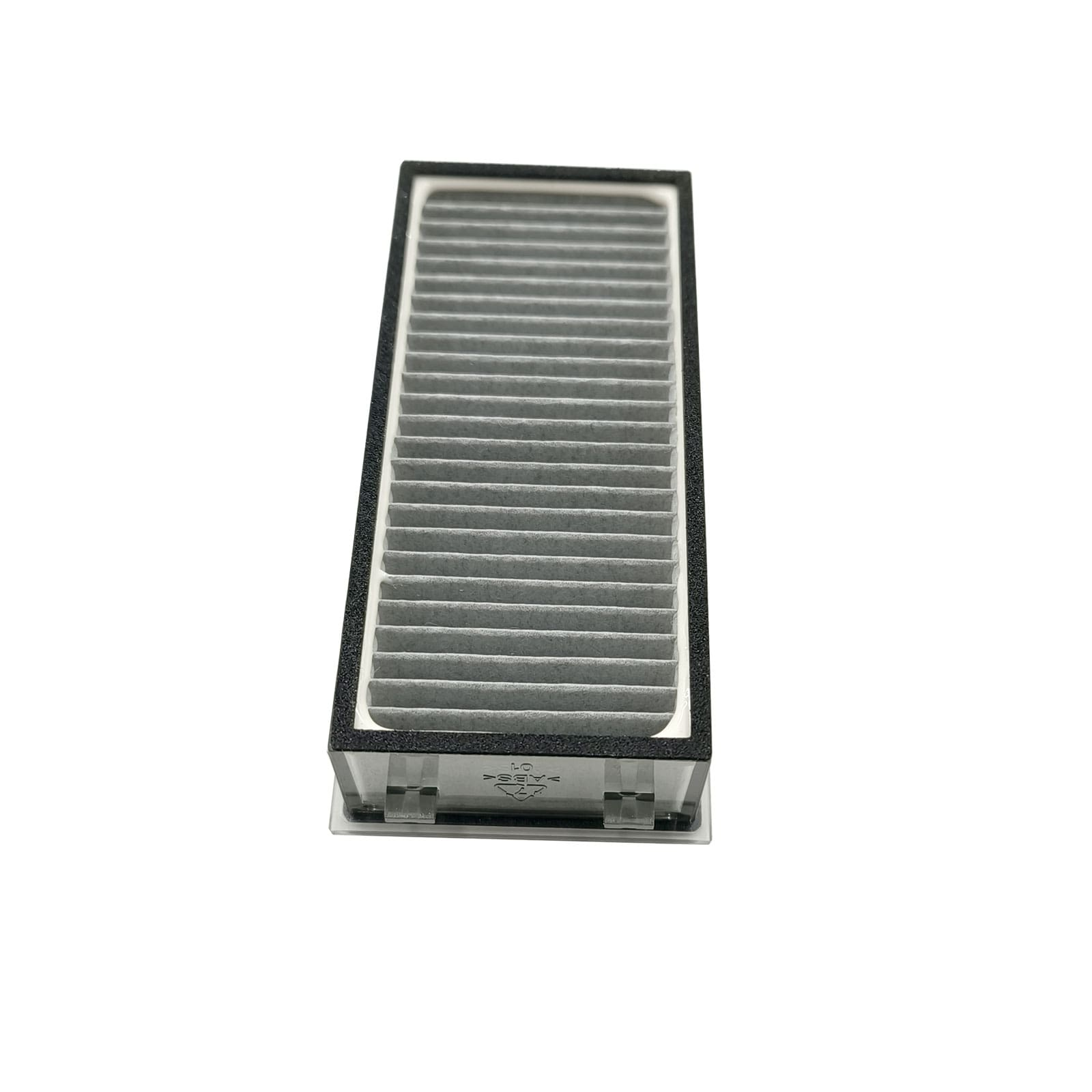Un filtre d'habitacle de voiture rectangulaire avec plis gris et cadre noir.