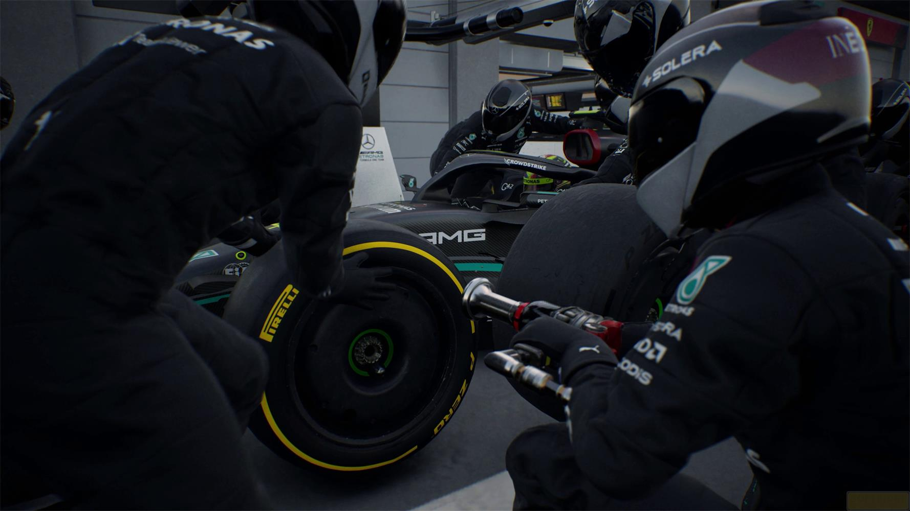 Équipe F1 en stand changeant pneu sur voiture de course noire.