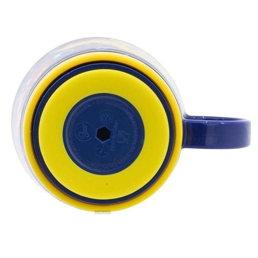 Una taza azul con base y asa amarillas, Hecho en China.