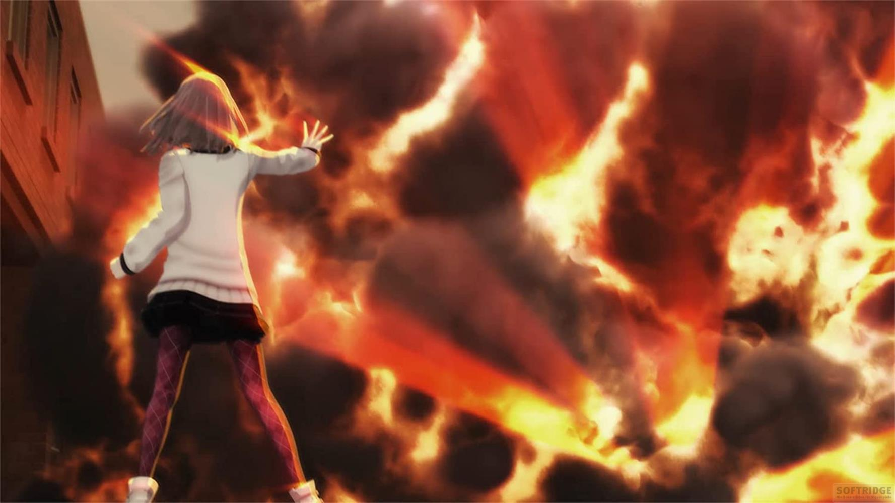 Fille en veste blanche face à une explosion de feu près d'un bâtiment.
