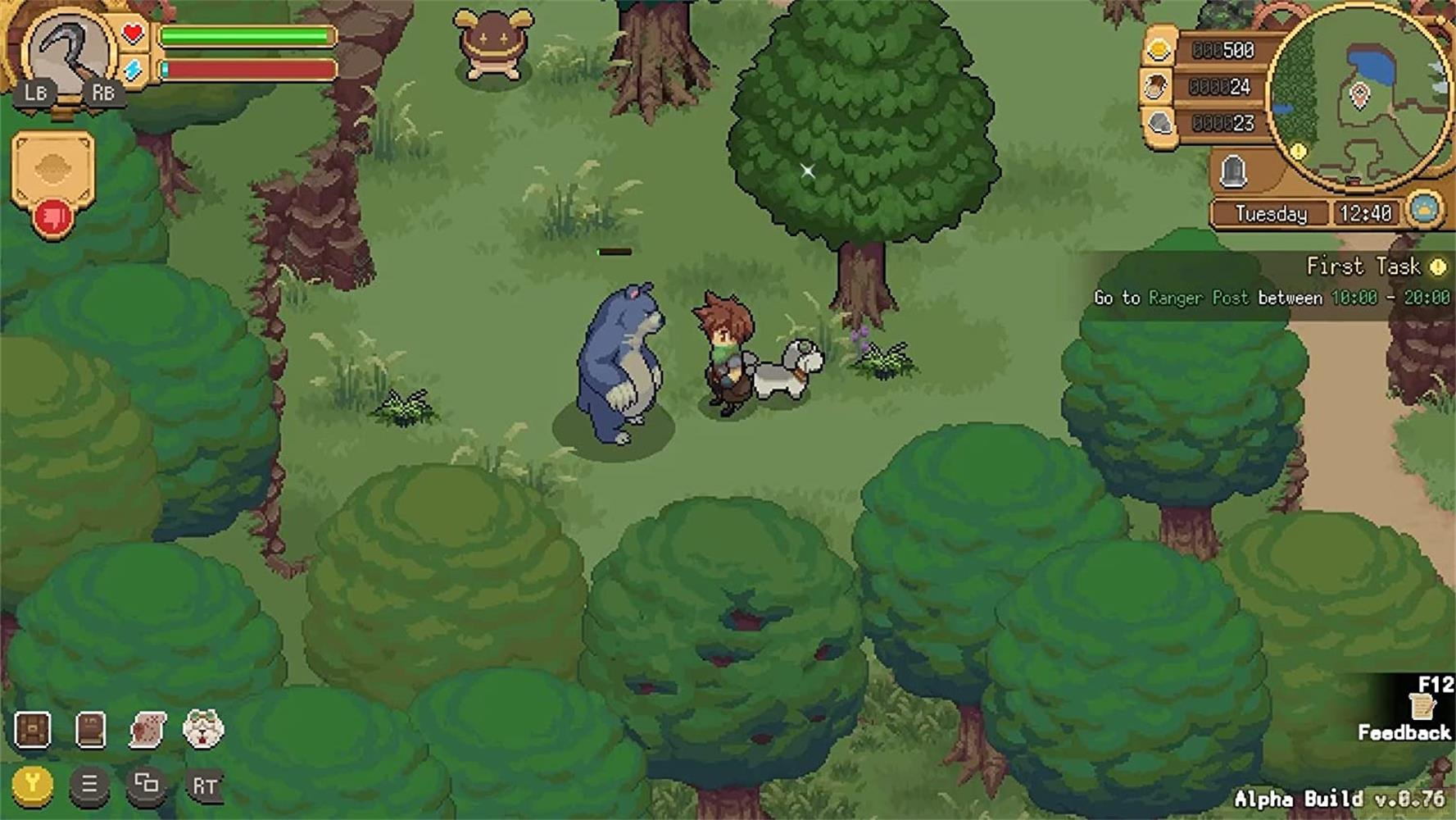 Ein blauer Bär und ein Hund stehen vor einem Jungen im Wald.