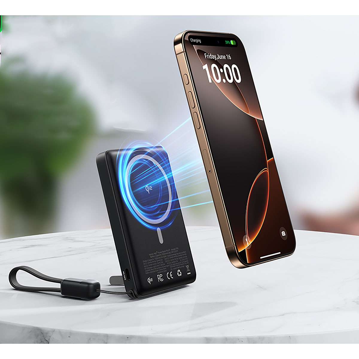 Une banque d'alimentation noire charge sans fil un smartphone doré. Lumière bleue émane.