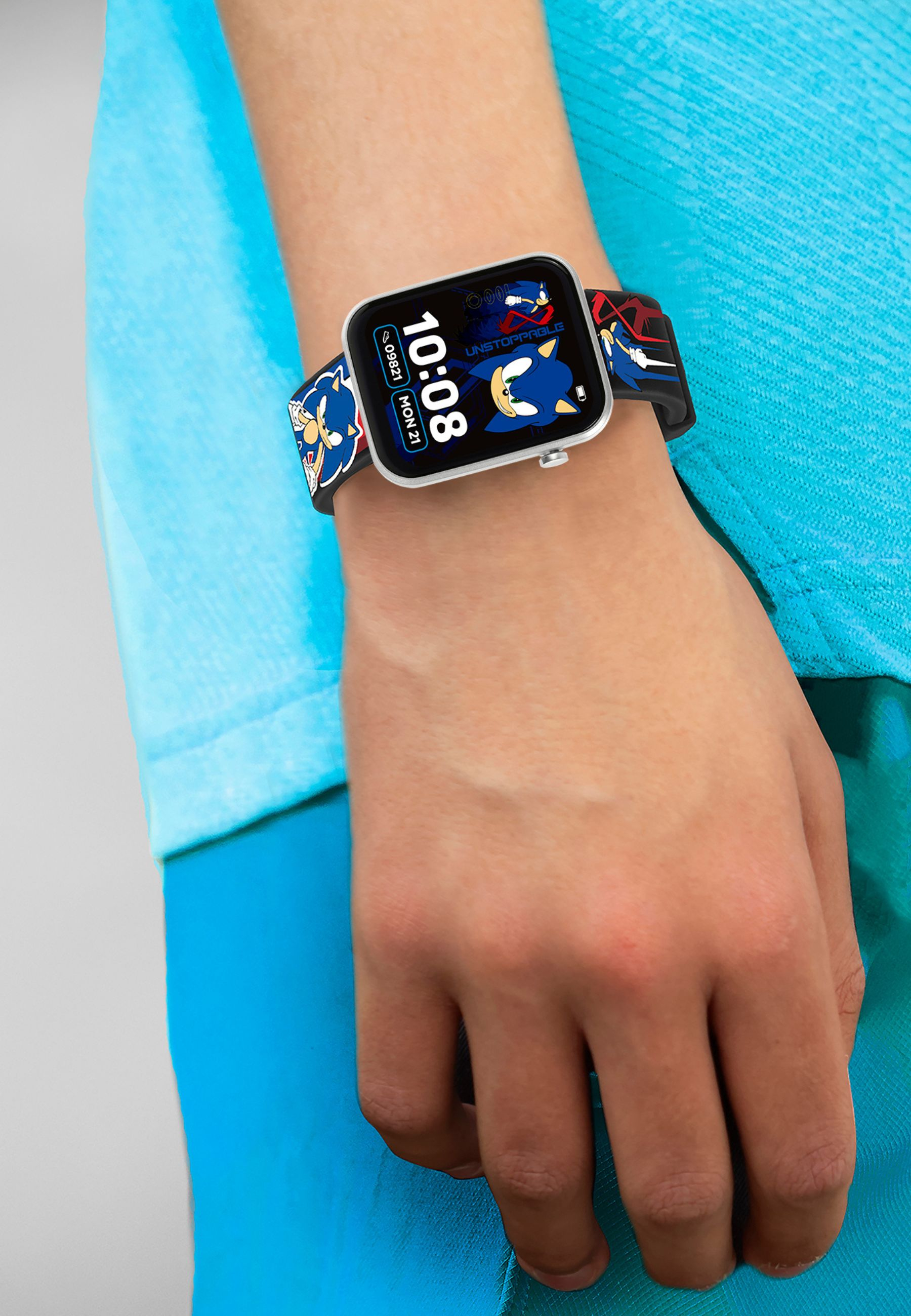 Eine Person trägt eine Smartwatch mit Sonic-Motiv. Die Uhr zeigt 10:08 an.