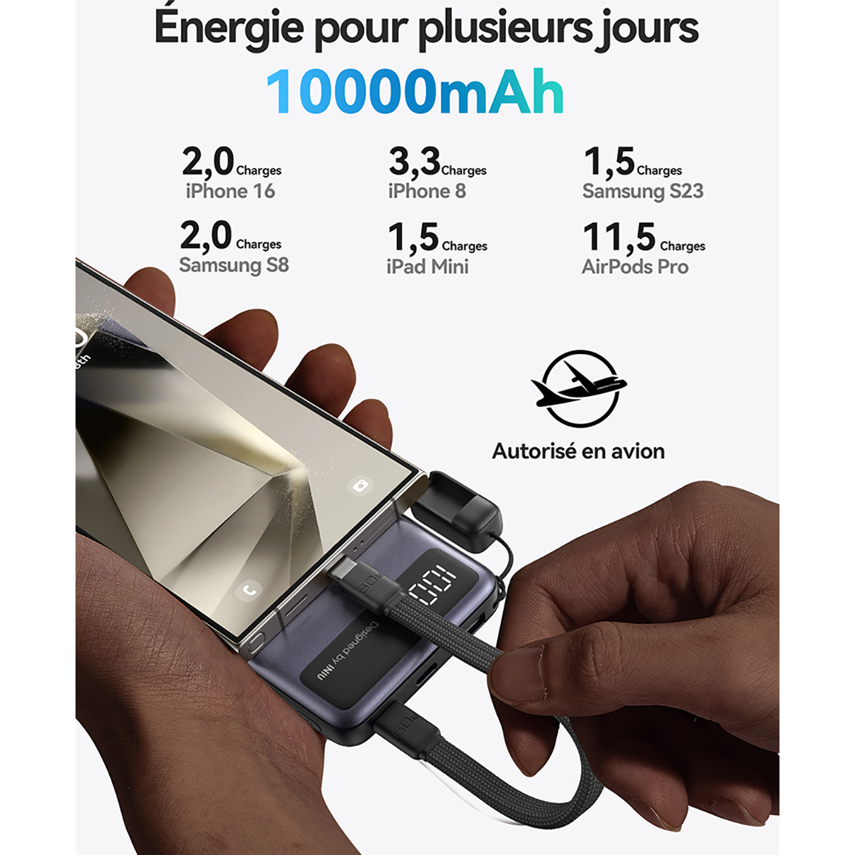 Une banque d'alimentation charge un smartphone. 10000mAh, autorisé en avion.