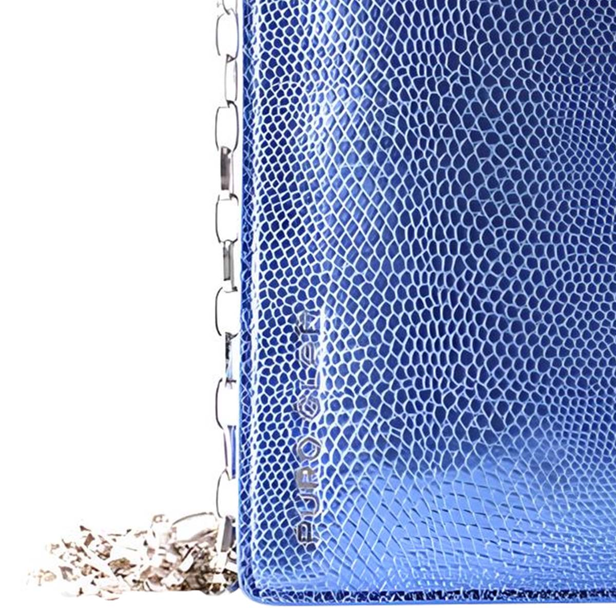 Una borsa blu testurizzata pelle di serpente con dettaglio catena argento.