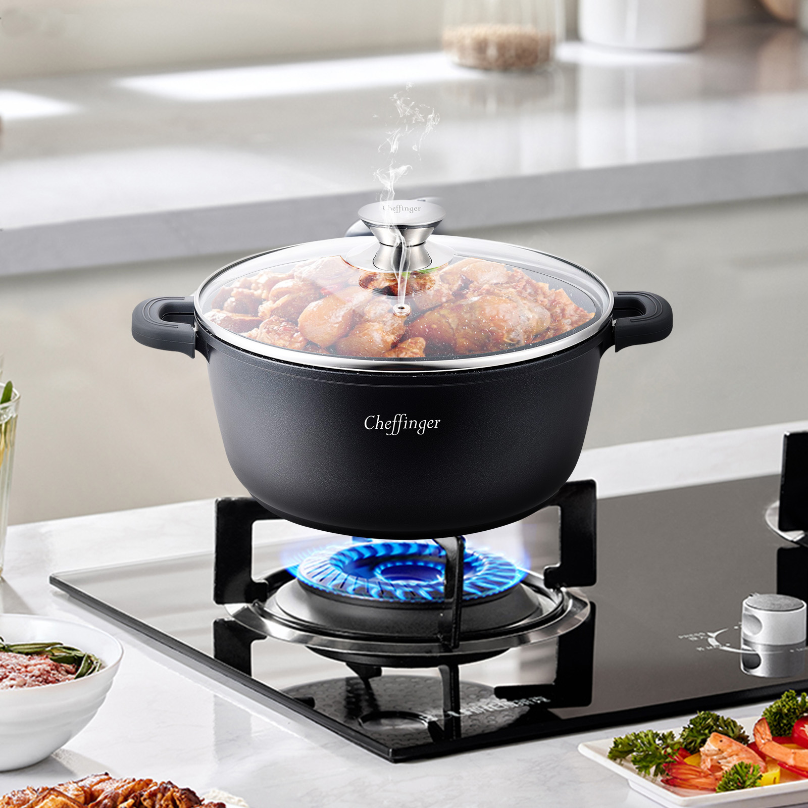 Casserole noire avec couvercle sur cuisinière à gaz, contenant du poulet, vapeur.