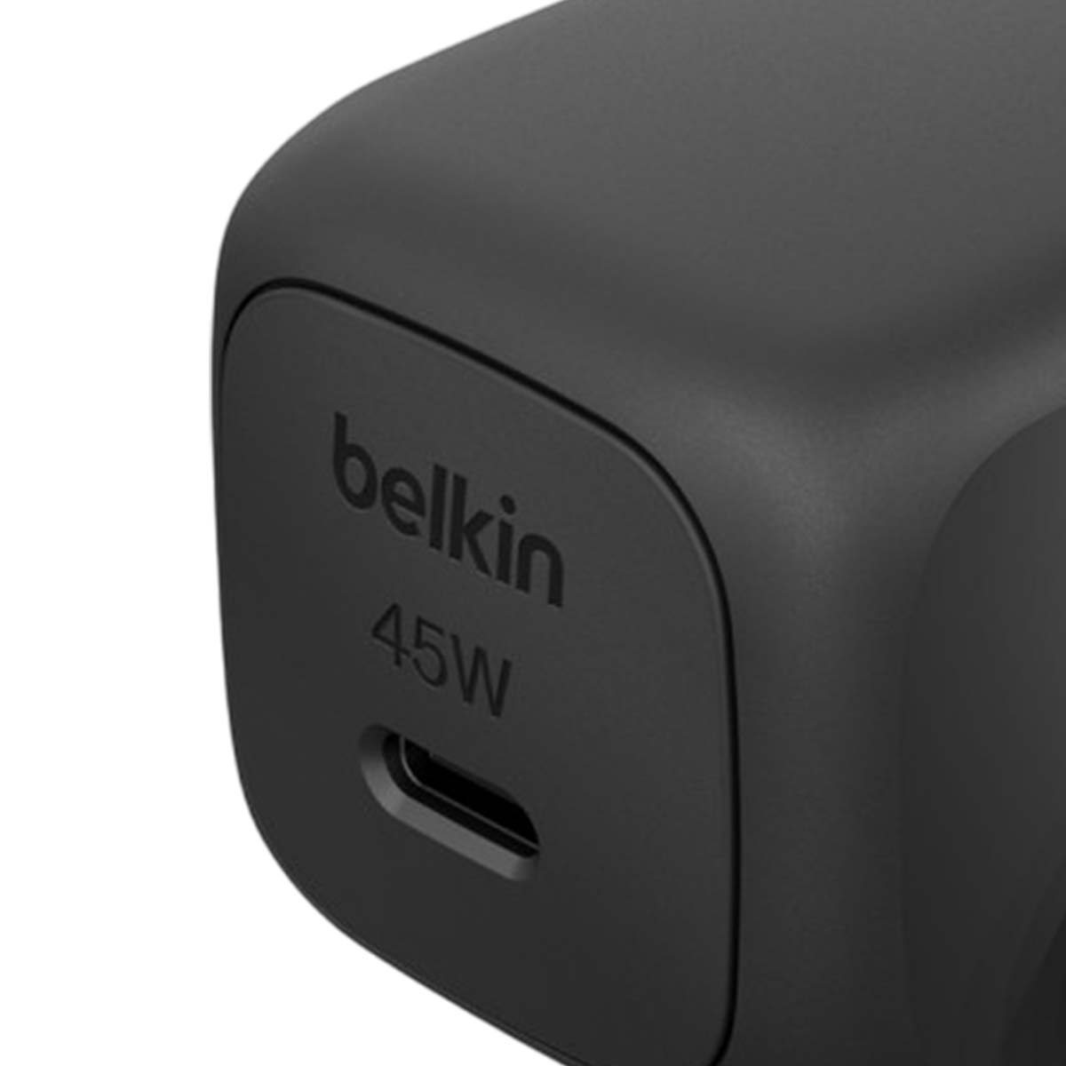 Caricatore Belkin USB-C nero da 45W con una porta singola.