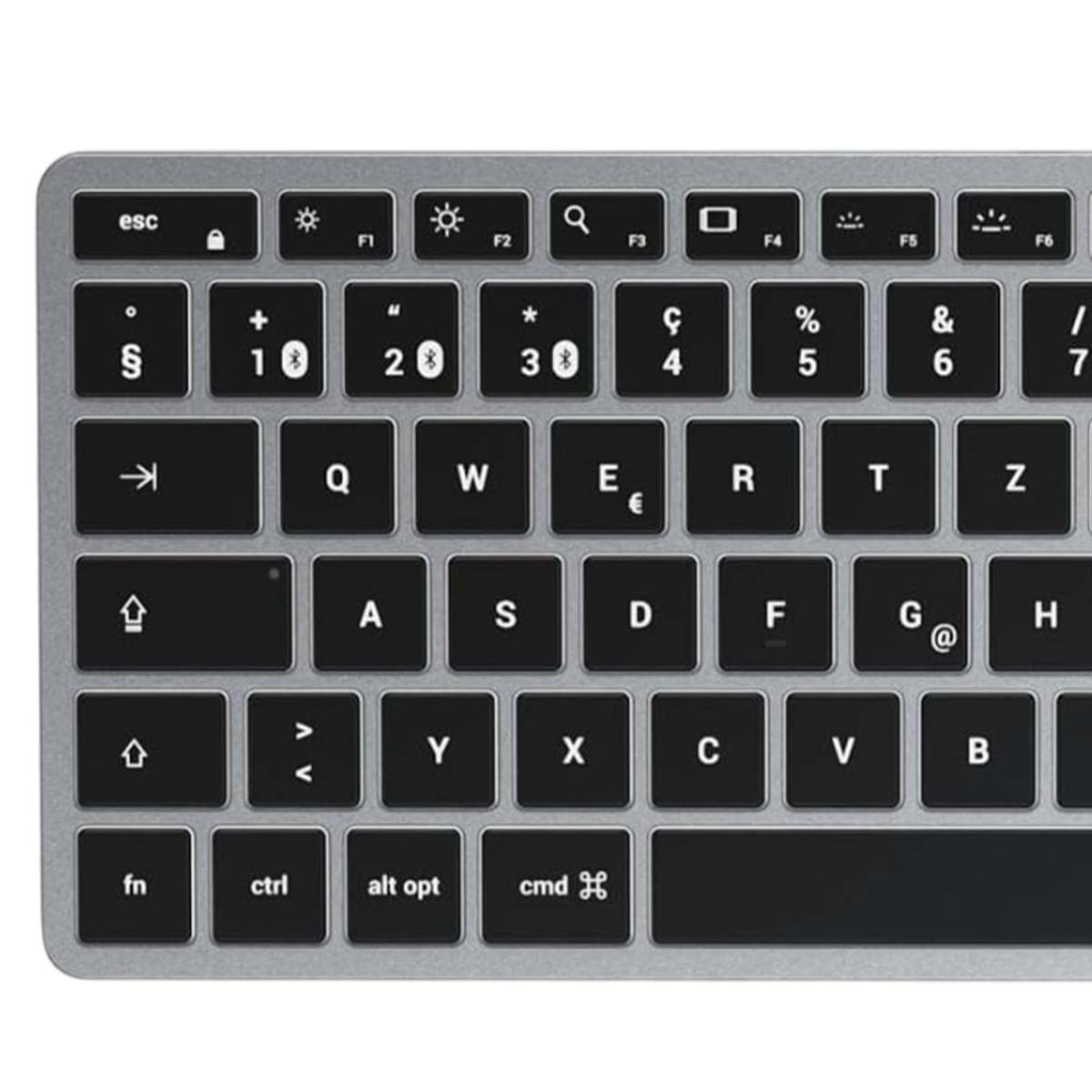 Nahaufnahme einer silbernen Tastatur mit schwarzen Tasten. Zeigt Esc, F-Tasten, Zahlen 1-7 und Buchstaben Q-Z.