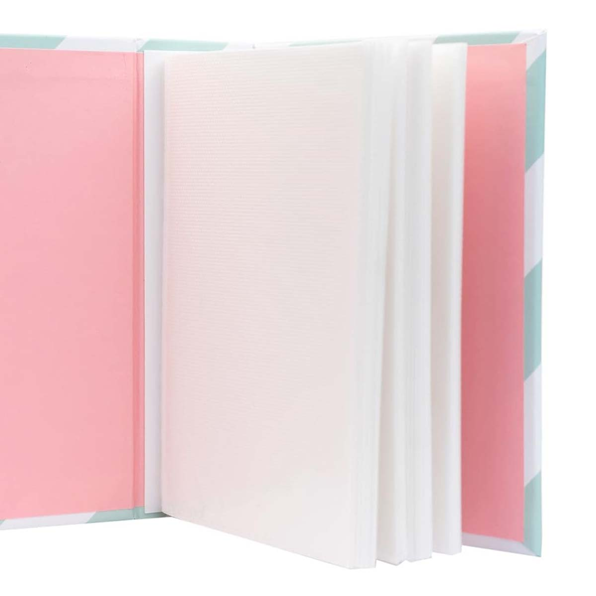 Un album ouvert avec des pages roses et des pochettes protectrices blanches.