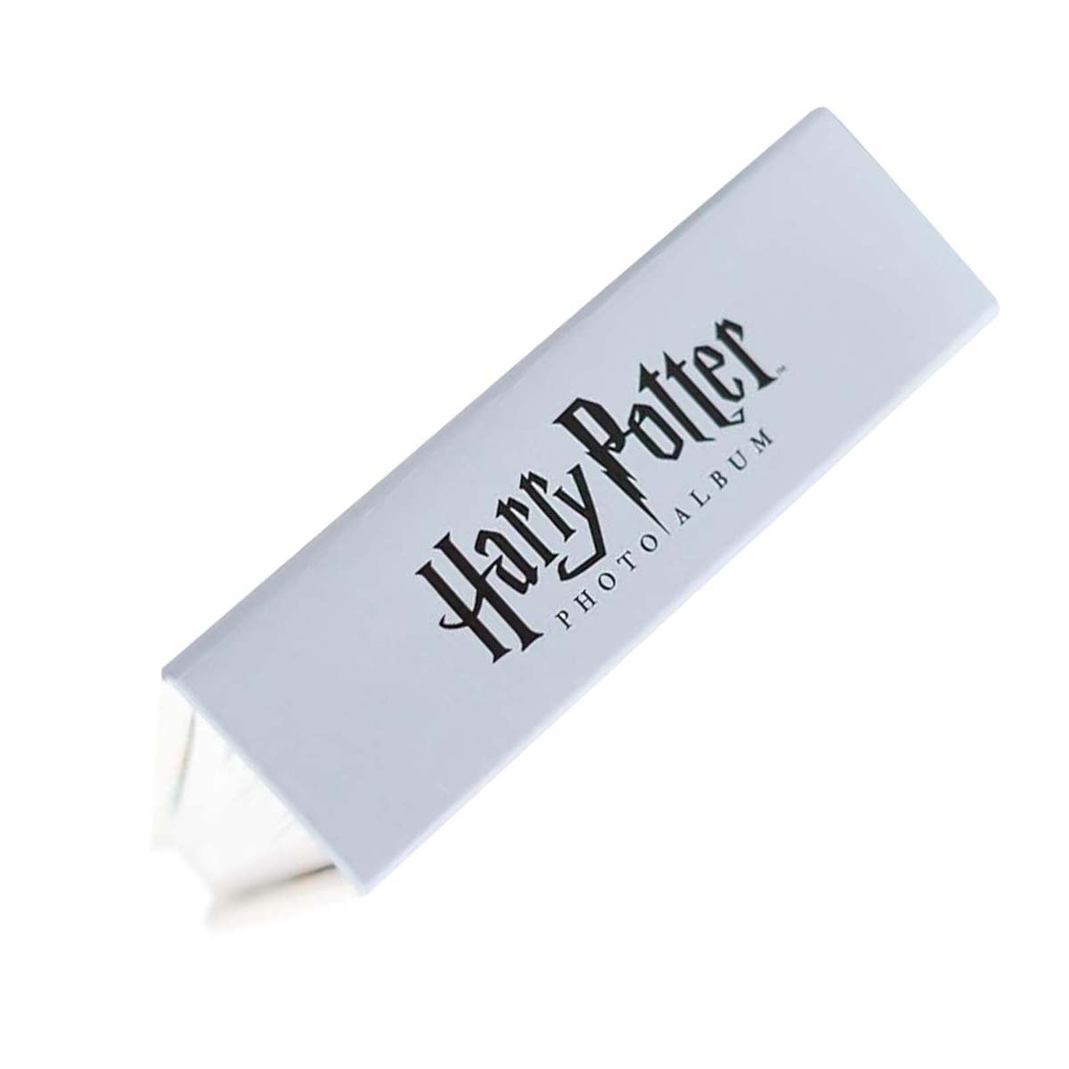Un album photo blanc Harry Potter avec le titre en police script noire.