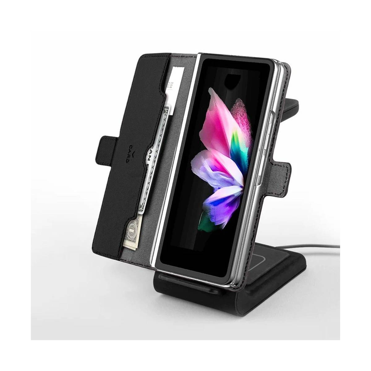 Una custodia nera per telefono con slot per carte che tiene uno smartphone piegato.