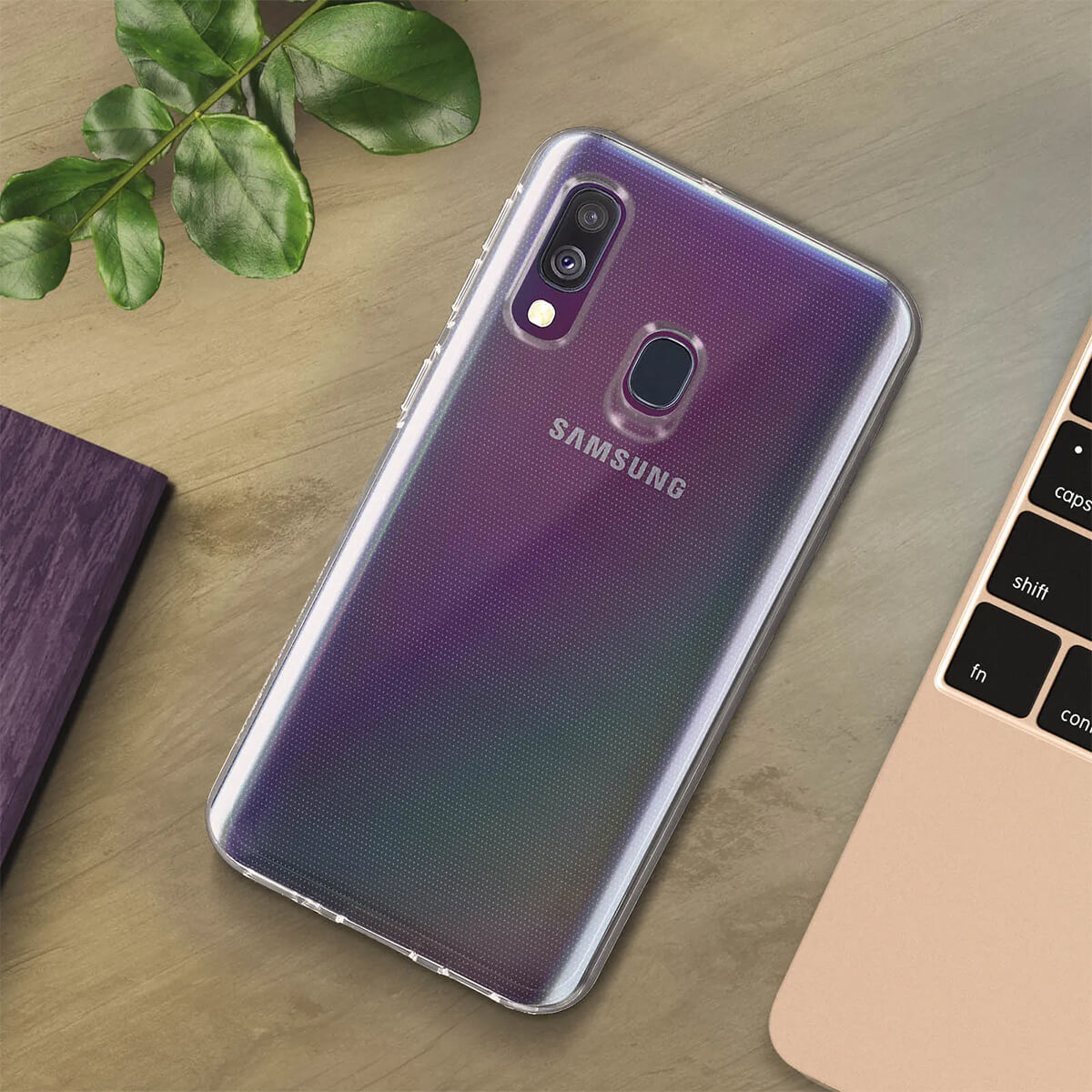 Un telefono Samsung trasparente con fotocamera e sensore di impronte su legno.