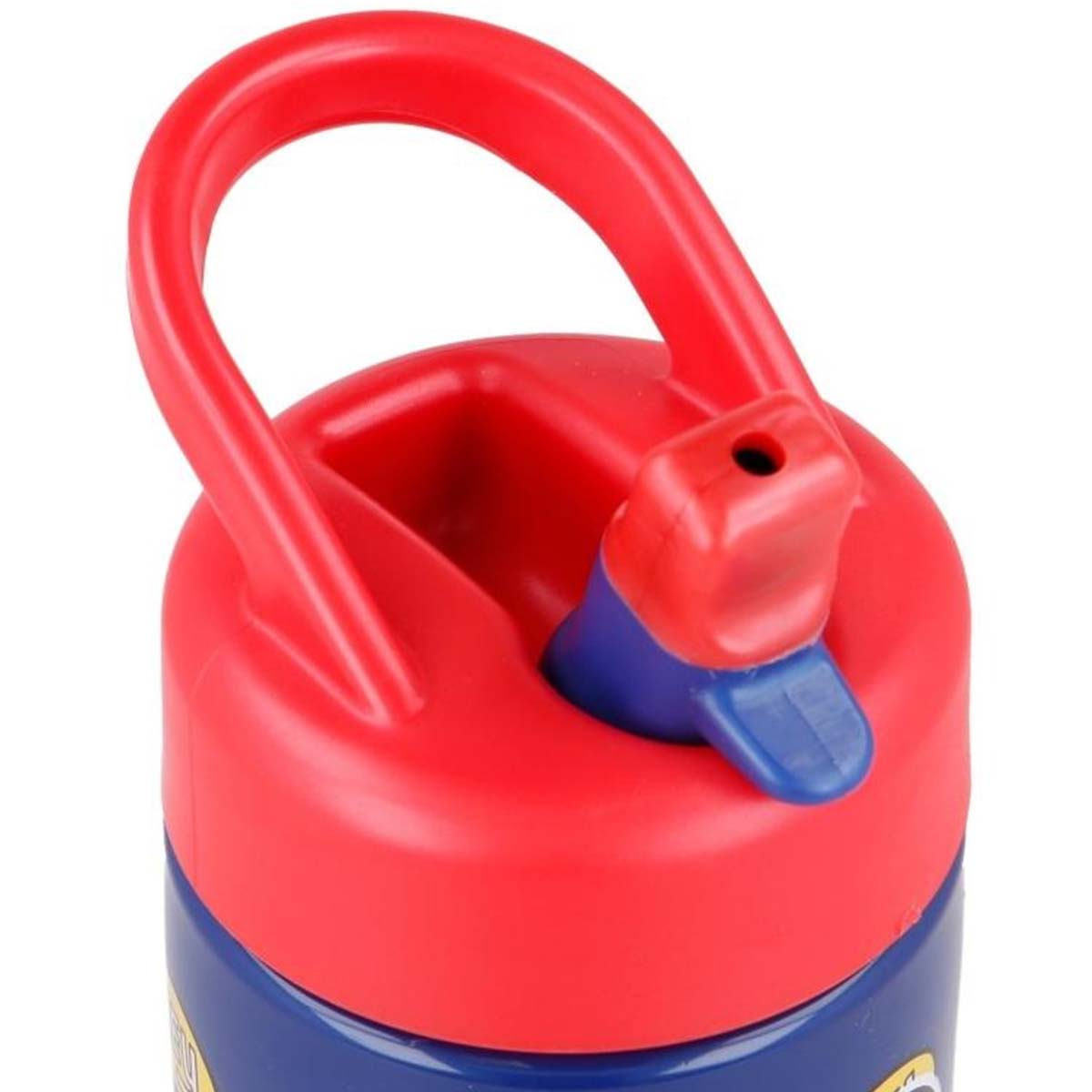 Primo piano di un tappo di borraccia rosso e blu con manico.