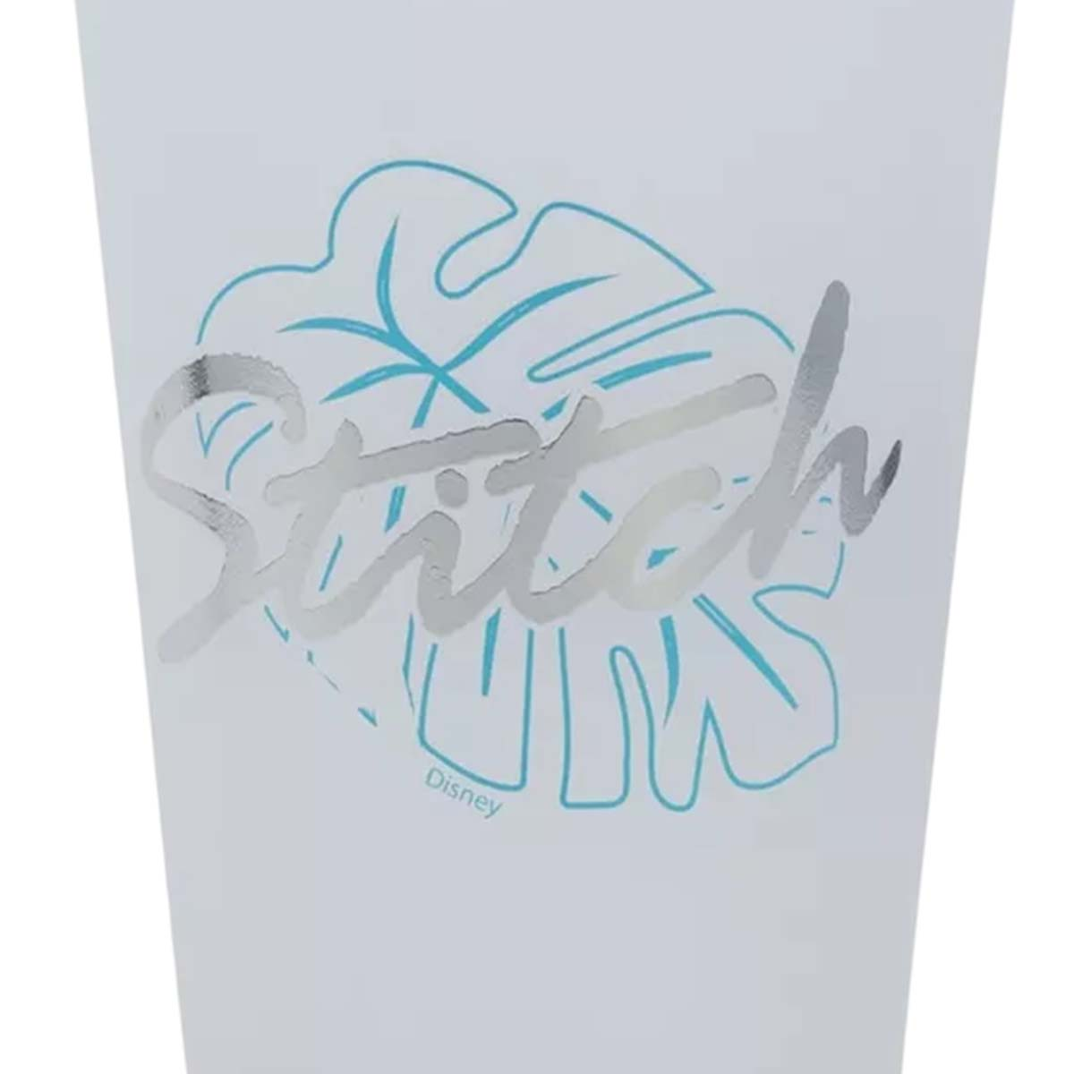 Texto plateado "Stitch" sobre blanco con hoja azul y logo de Disney.
