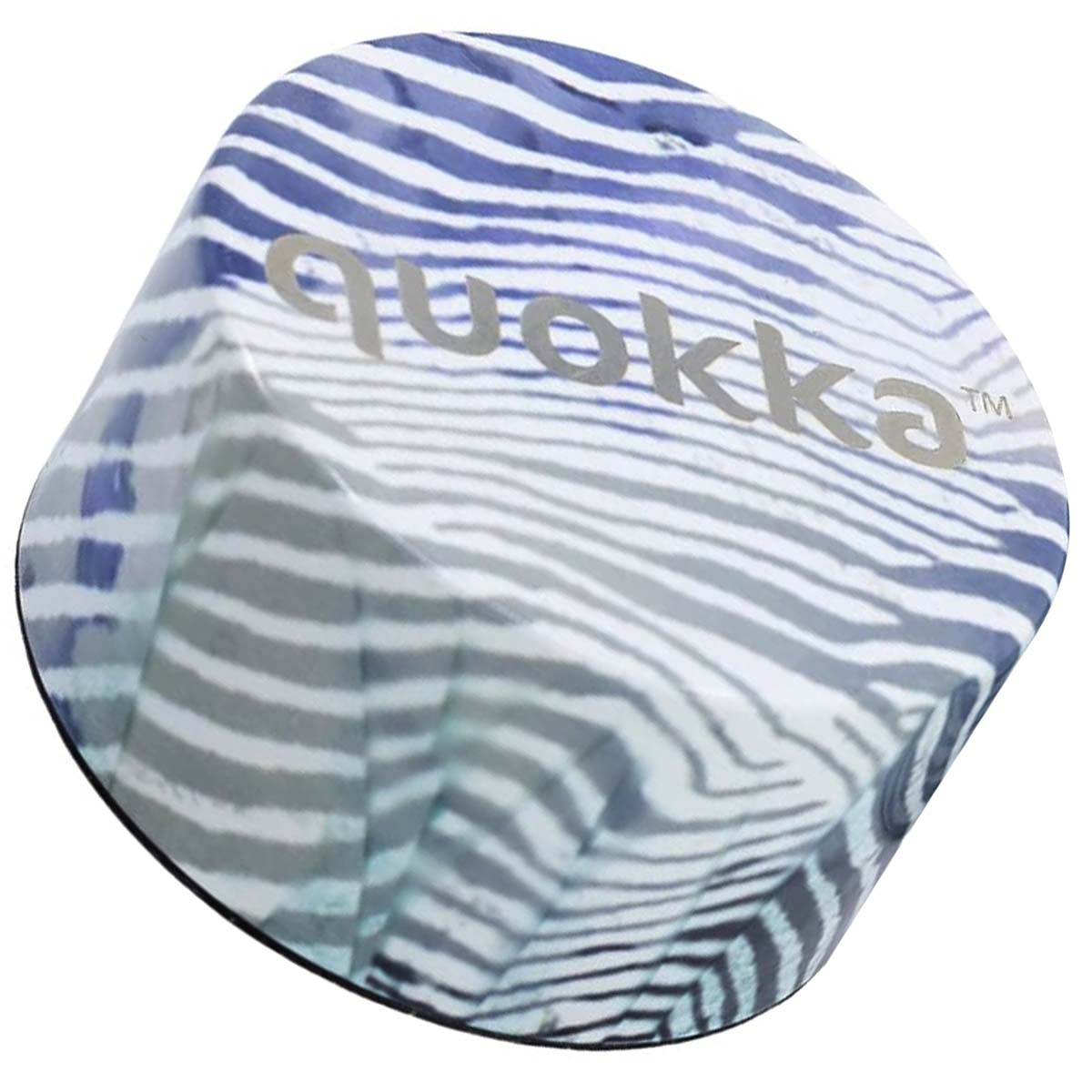 Un oggetto ondulato blu e bianco con marchio quokka su sfondo bianco.