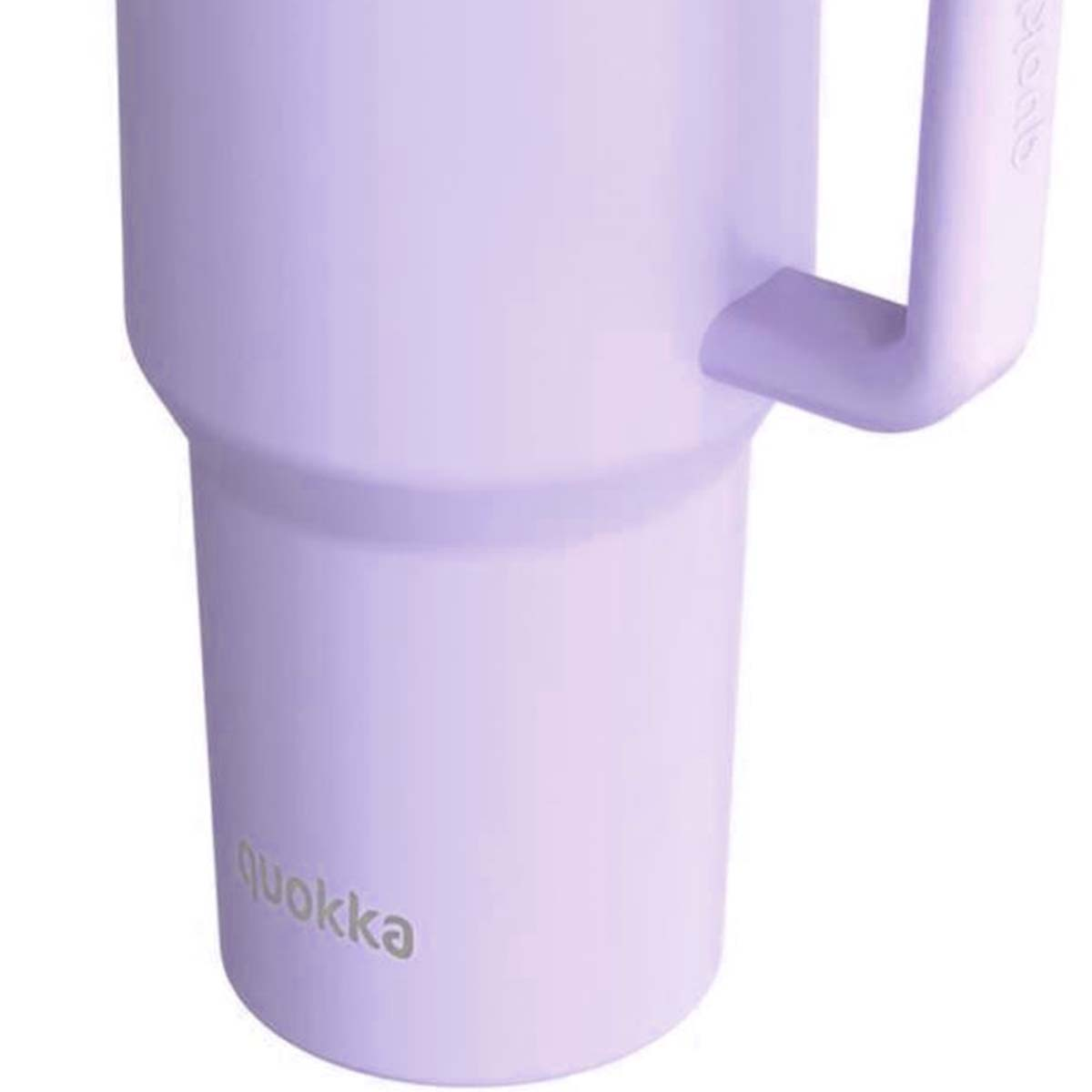 Ein heller Lavendel-Becher mit Griff und Logo.