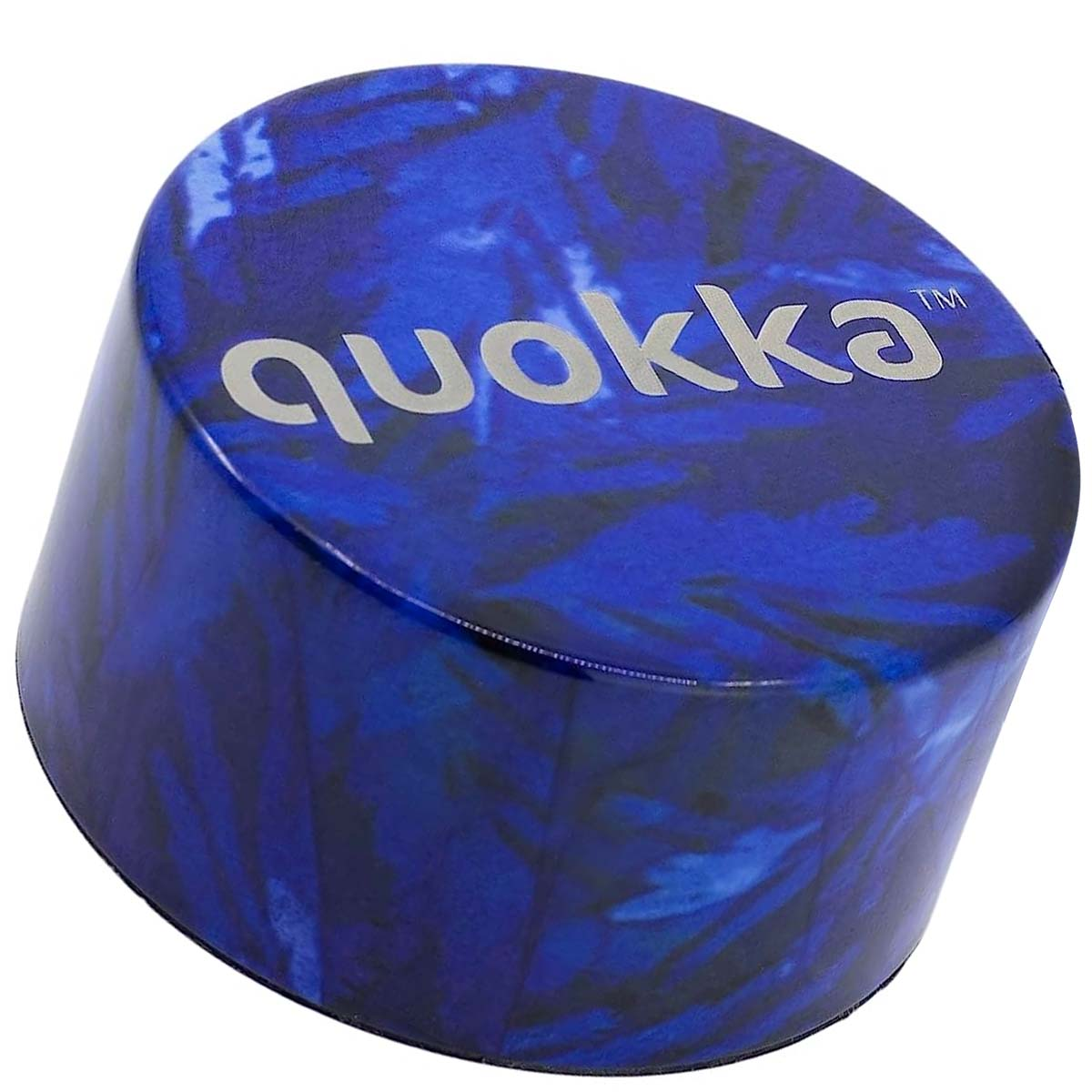 Un contenitore cilindrico con motivo marmorizzato blu e logo 'quokka'.