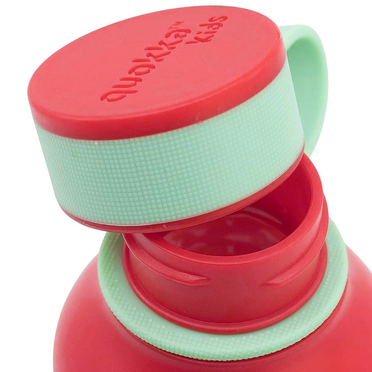 Roter Deckel mit mintgrünem Band und Logo, auf einer roten Flasche.