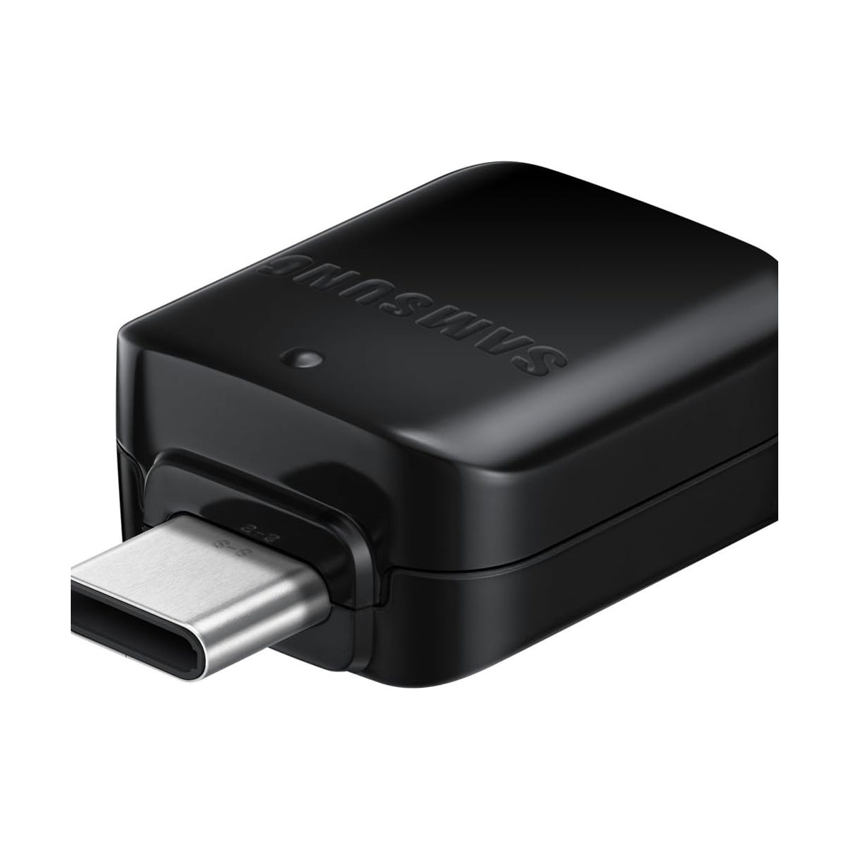 Adattatore USB-C Samsung nero con connettore argentato su sfondo bianco.
