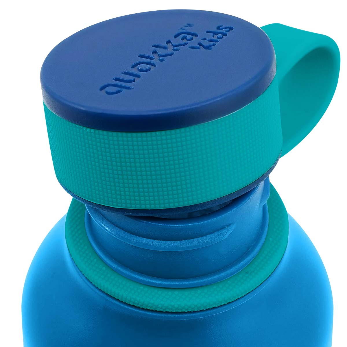 Tappo blu per bambini con manico e anelli turchesi.