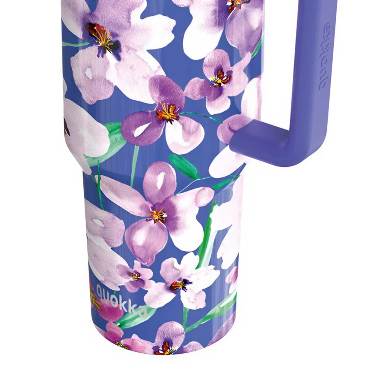 Eine blaue Tasse mit lila und weißen Blumen und einem lila Griff.