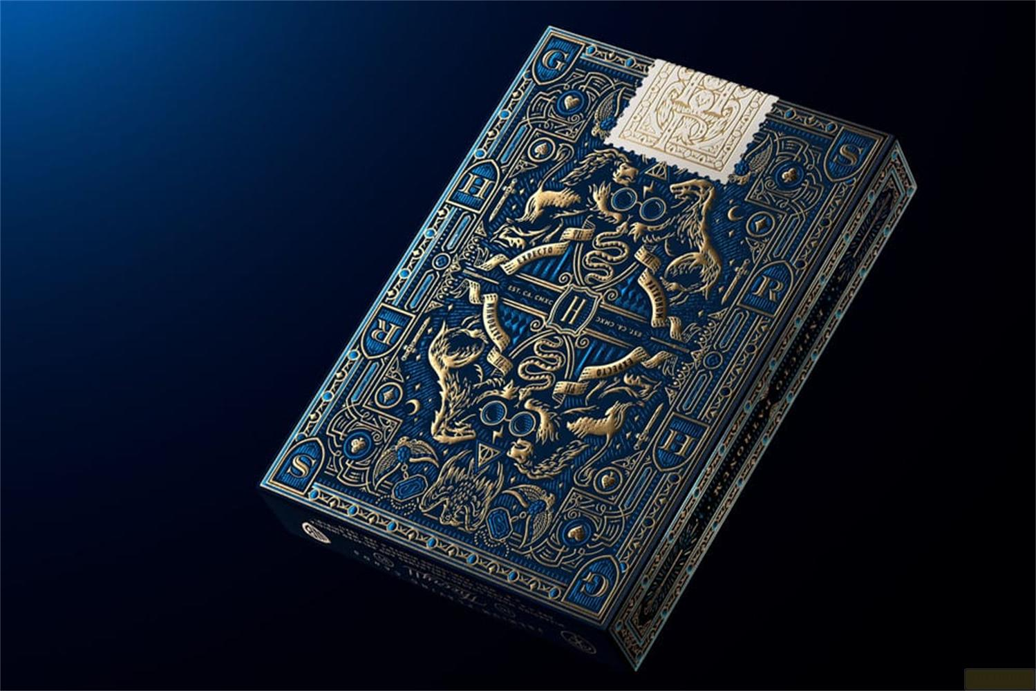 Un’elegante scatola blu e oro per carte da gioco con dettagli complessi.