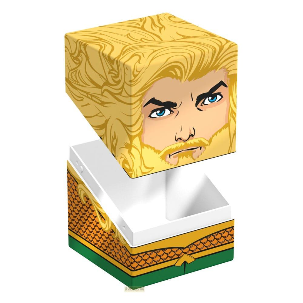 Une boîte ouverte avec le visage d'Aquaman sur le couvercle et son costume sur la base.