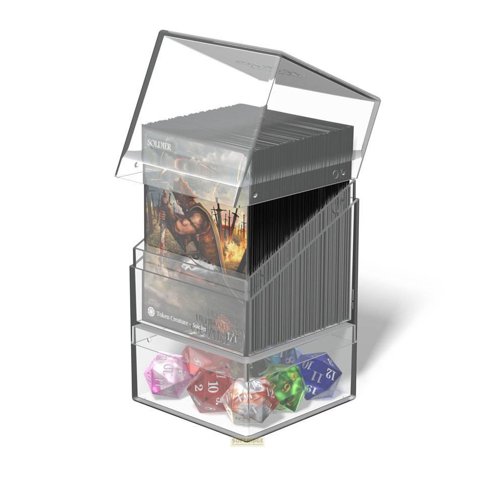 Une boîte de rangement transparente remplie de cartes à jouer et de dés.