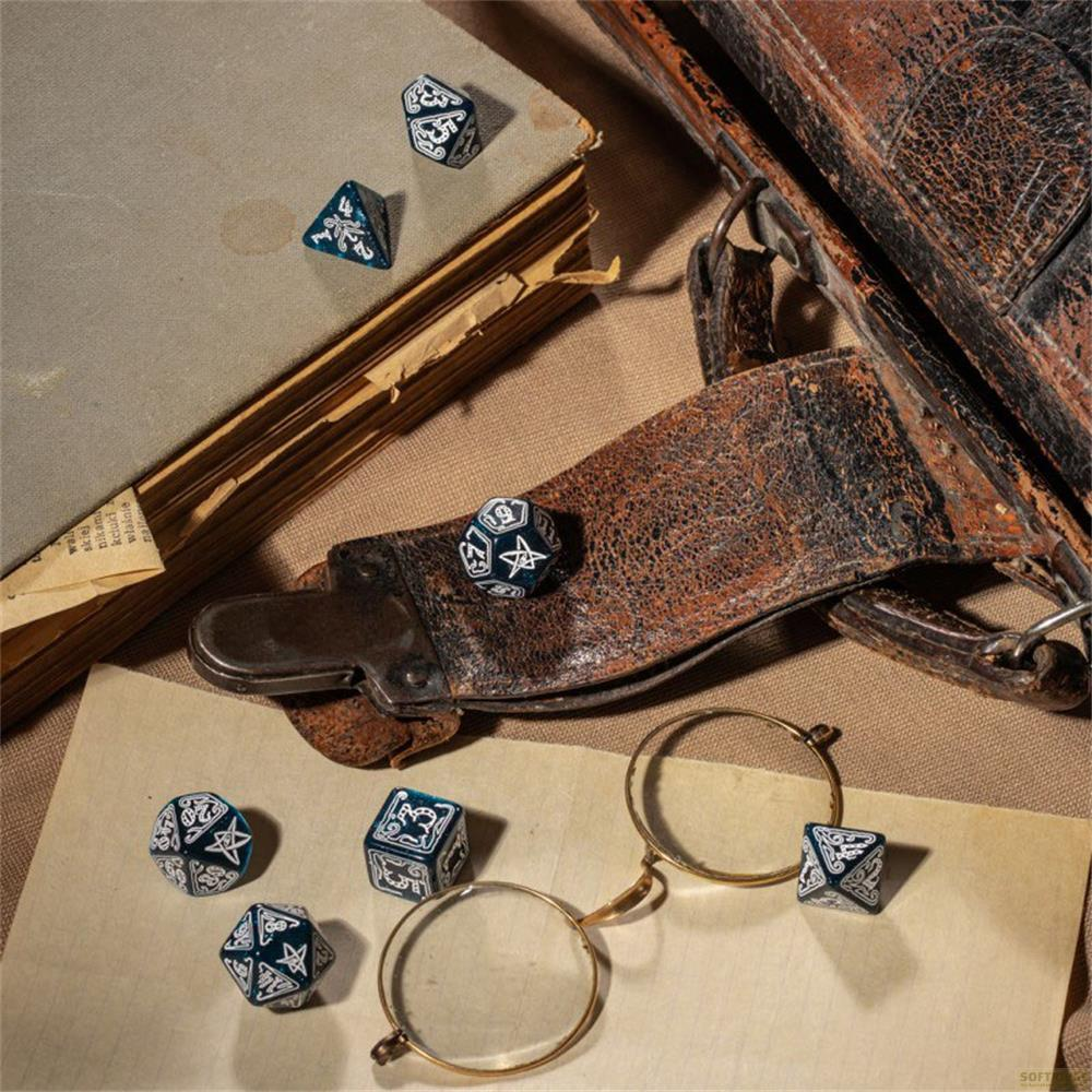 Dés, un livre et des lunettes sur une table.