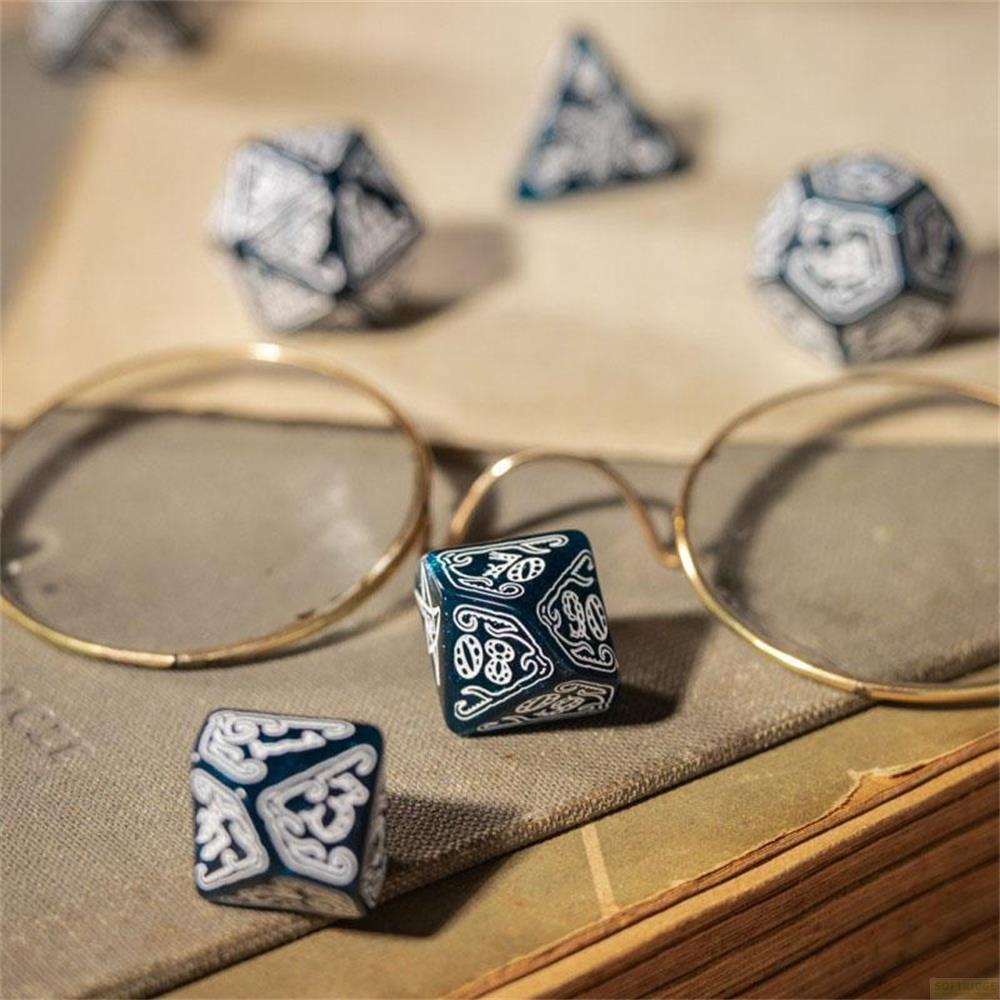 Dés bleus et blancs sur un vieux livre, avec des lunettes au premier plan.