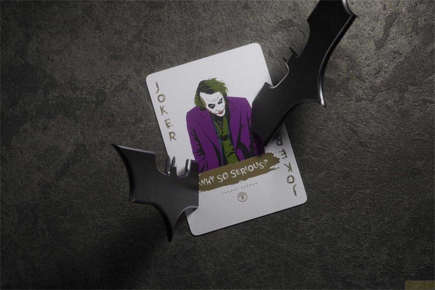 Carte Joker avec veste violette, deux symboles de chauve-souris sur fond sombre.