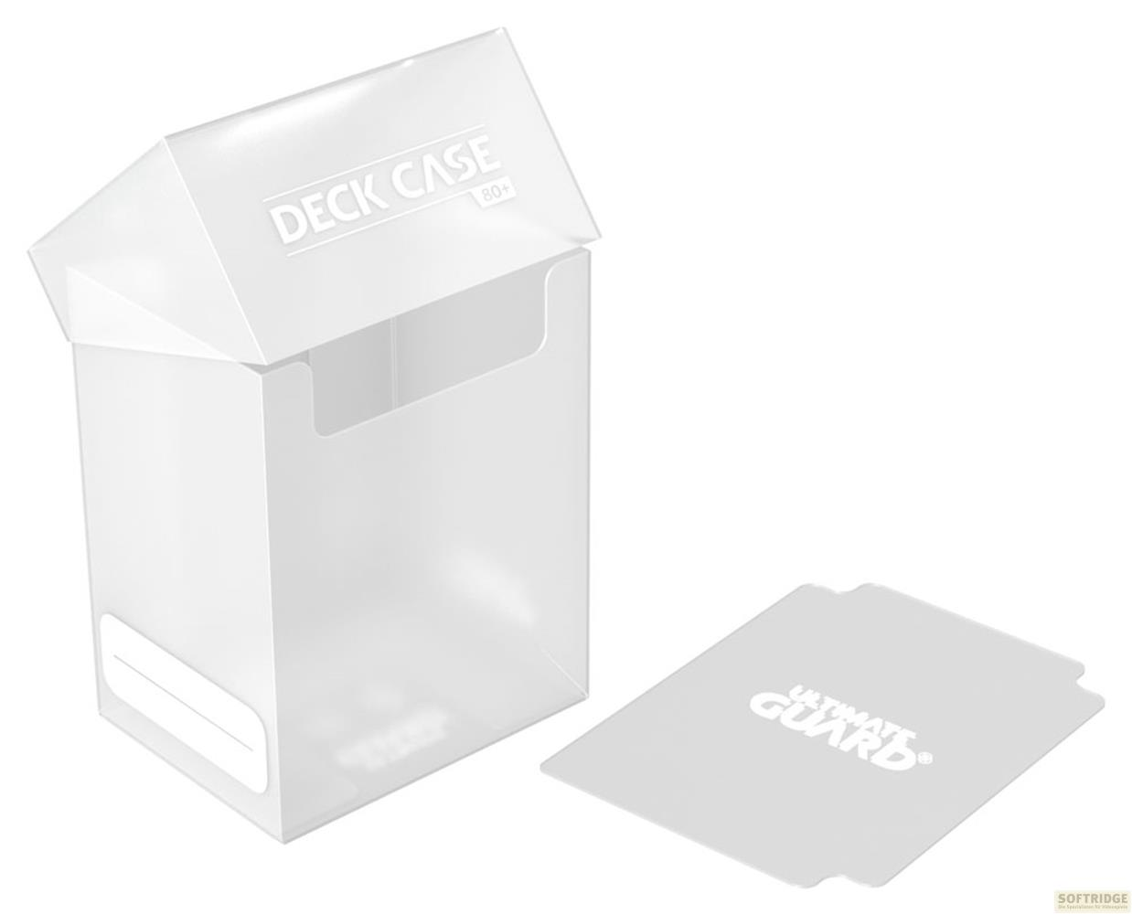 Un étui à cartes blanc et translucide, couvercle ouvert, et un protecteur de cartes sur fond blanc.