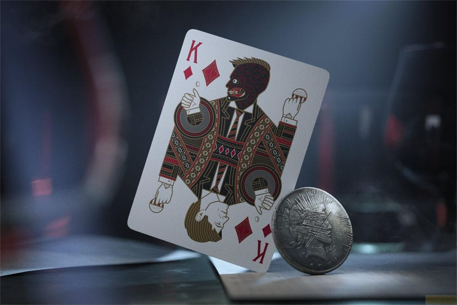 Carte à jouer Roi avec personnage bifrons et pièce.