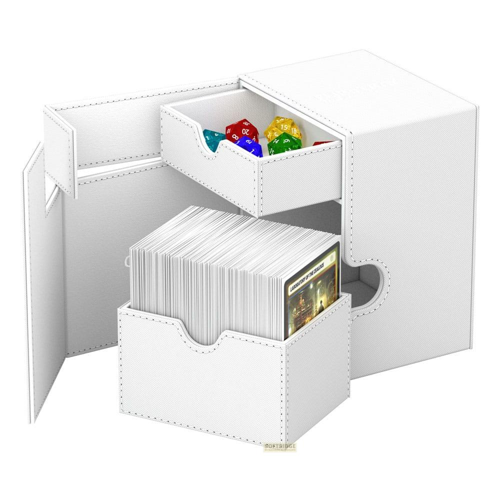 Un porte-cartes blanc avec deux compartiments et des dés. Des cartes en bas.