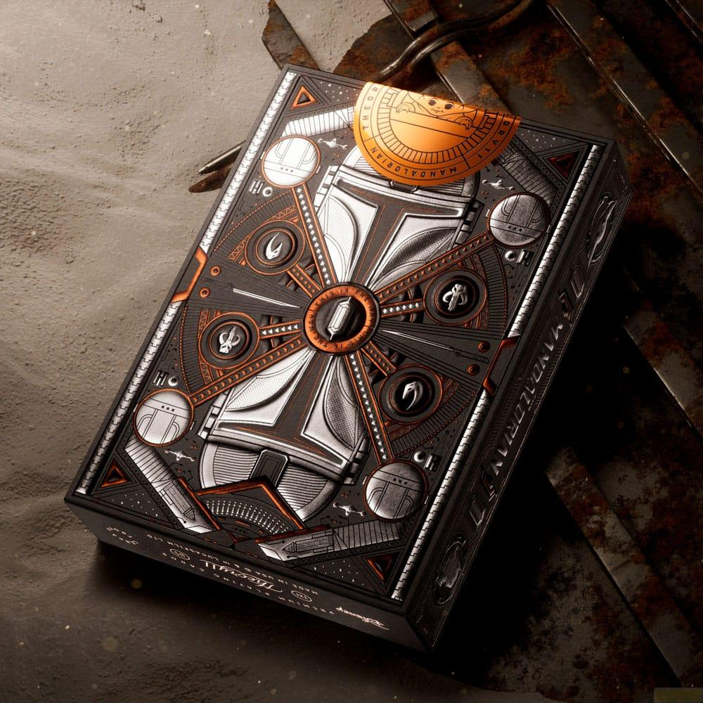 Une boîte de jeu de cartes sur le thème de Mandalorian avec un casque et des symboles.