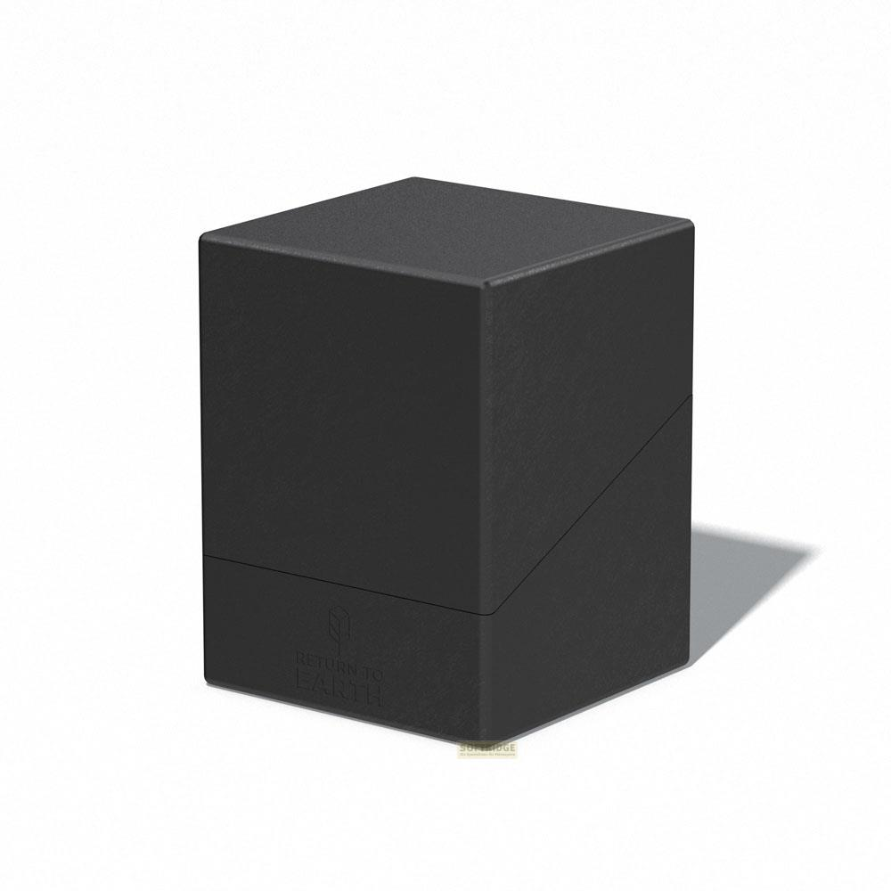 Une boîte noire avec un couvercle incliné sur fond blanc.