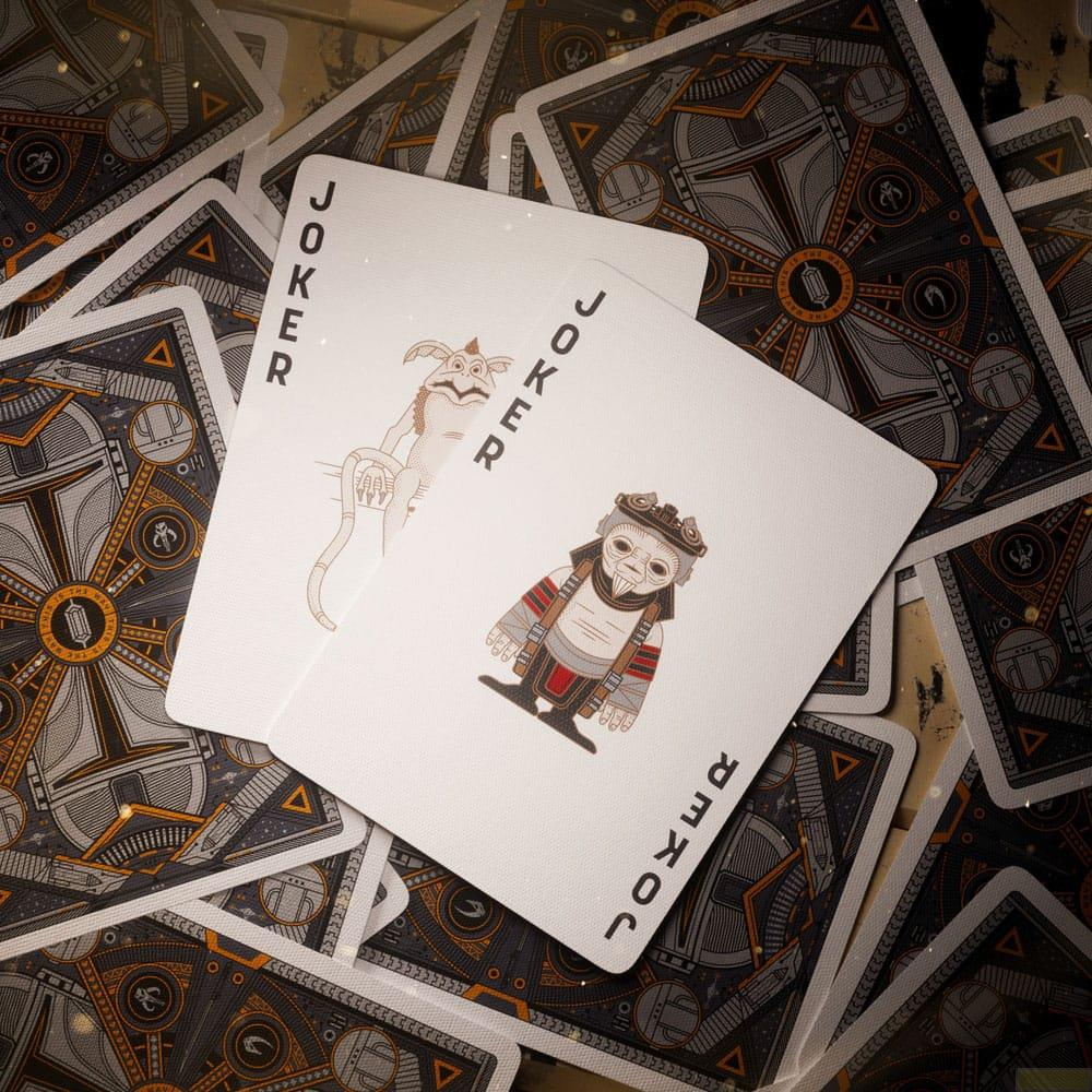 Deux cartes joker sont posées sur une pile de cartes au design Mando.