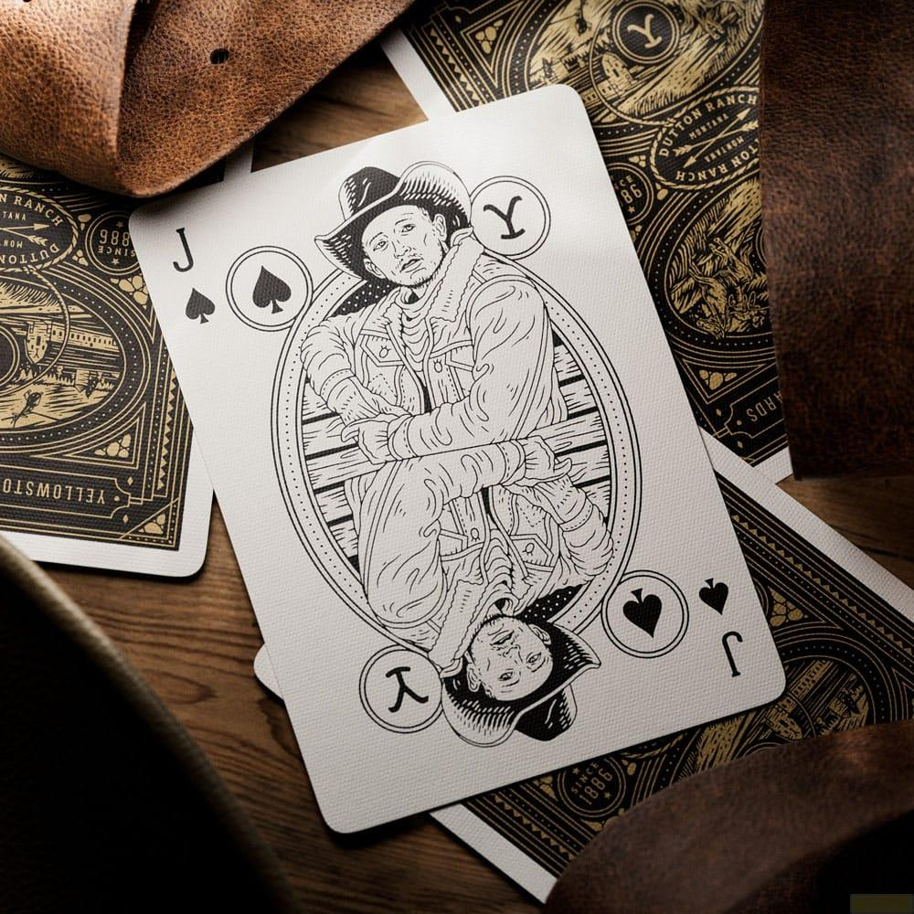Carte à jouer avec illustration de cowboy, entourée de cuir marron et d'autres cartes.