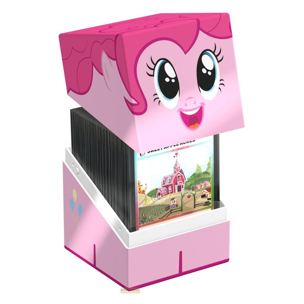 Boîte de jeu de cartes rose avec visage de Pinkie Pie, remplie de cartes.