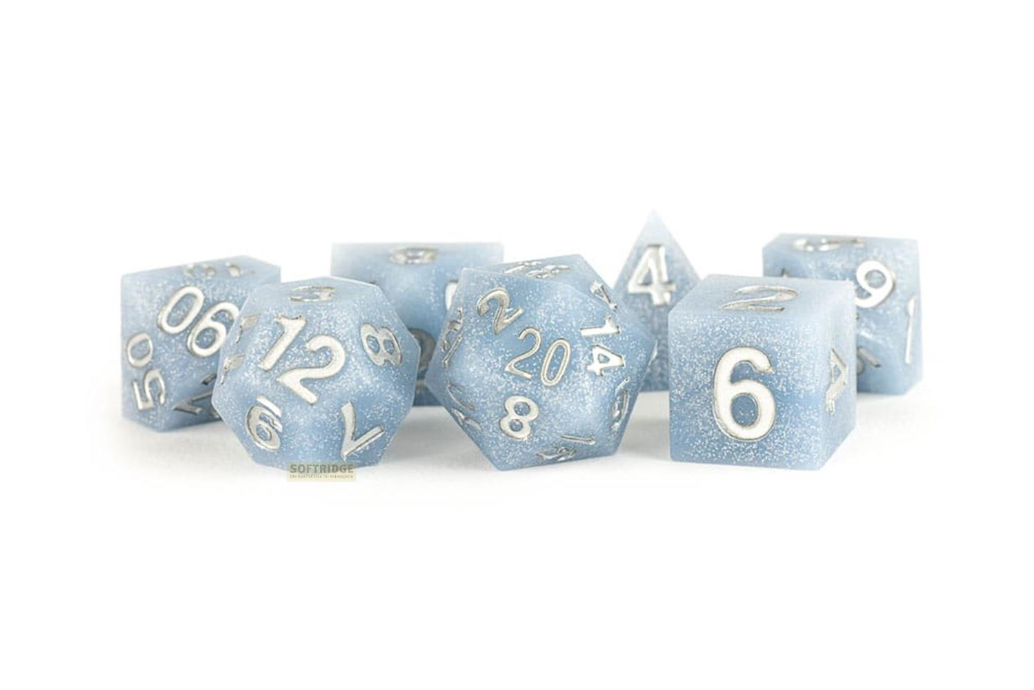 Diversi dadi azzurri con numeri argentati su sfondo bianco.