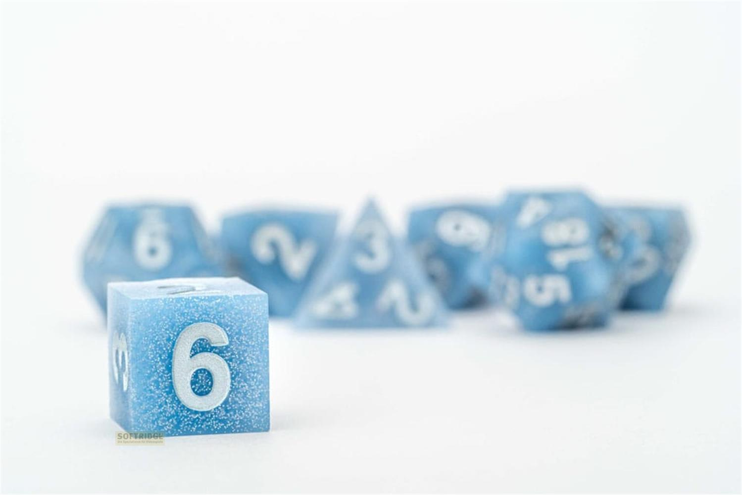 Dadi azzurri con numeri bianchi su sfondo bianco. Il dado frontale mostra il numero 6.