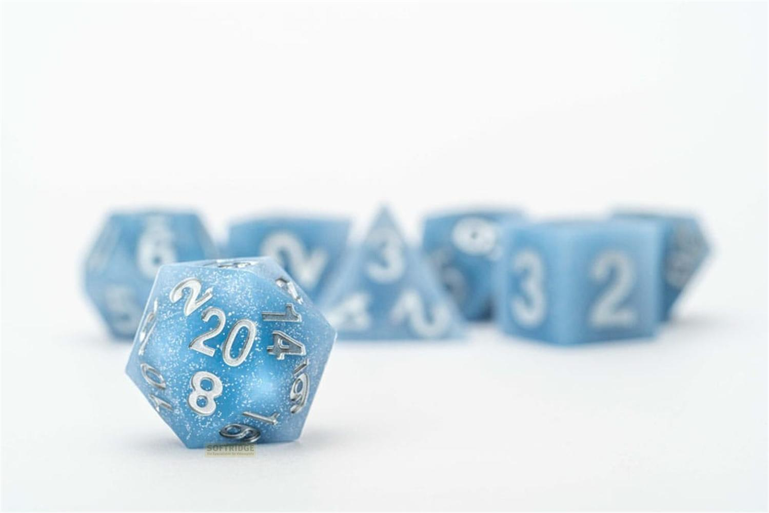 Dadi azzurri con numeri argentati su sfondo bianco.