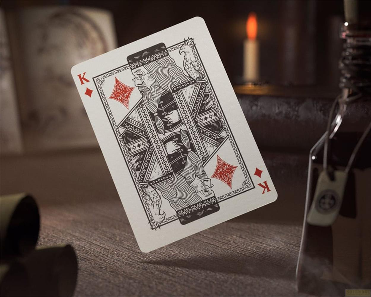 Carte à jouer Roi de Carreau flottant sur table, près de bougie et bouteille.